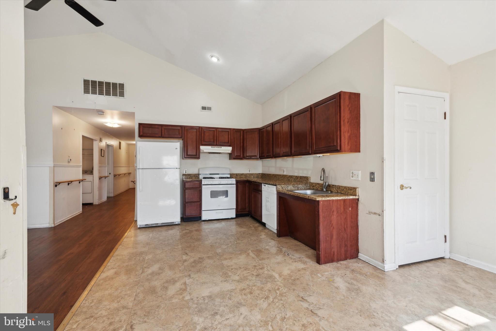 137 W Queen Ln