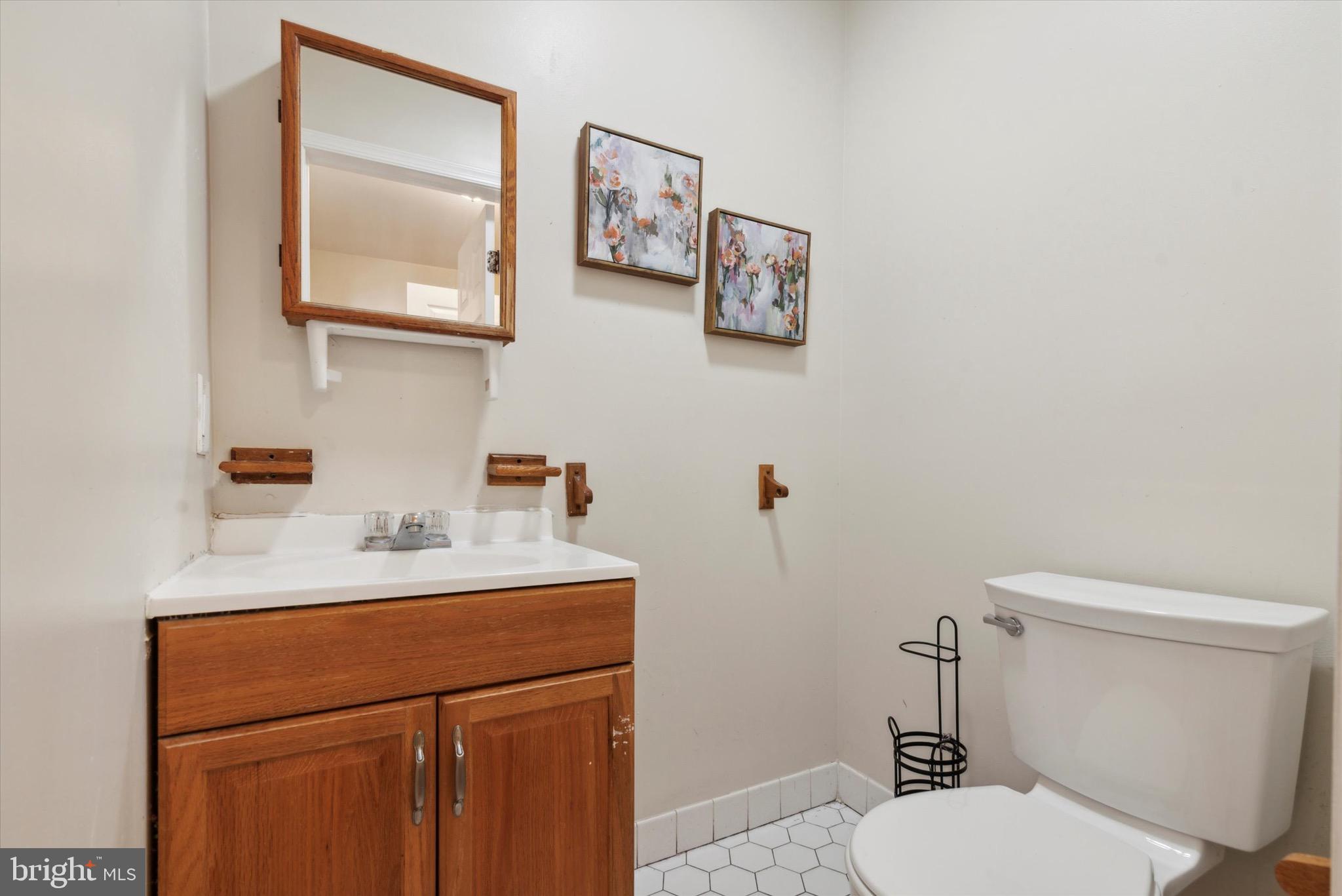 137 W Queen Ln