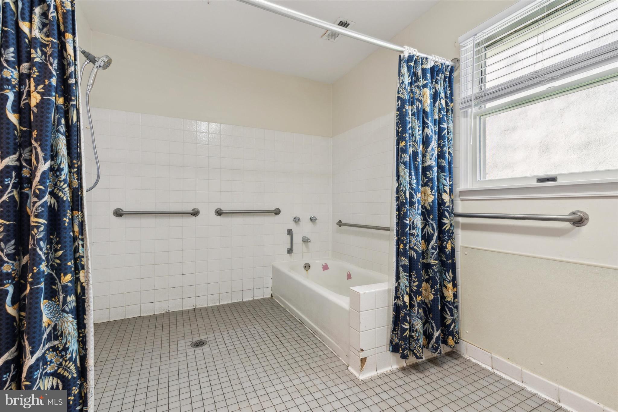 137 W Queen Ln