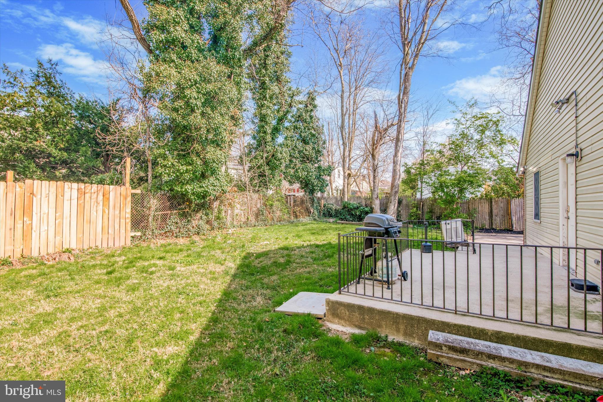137 W Queen Ln