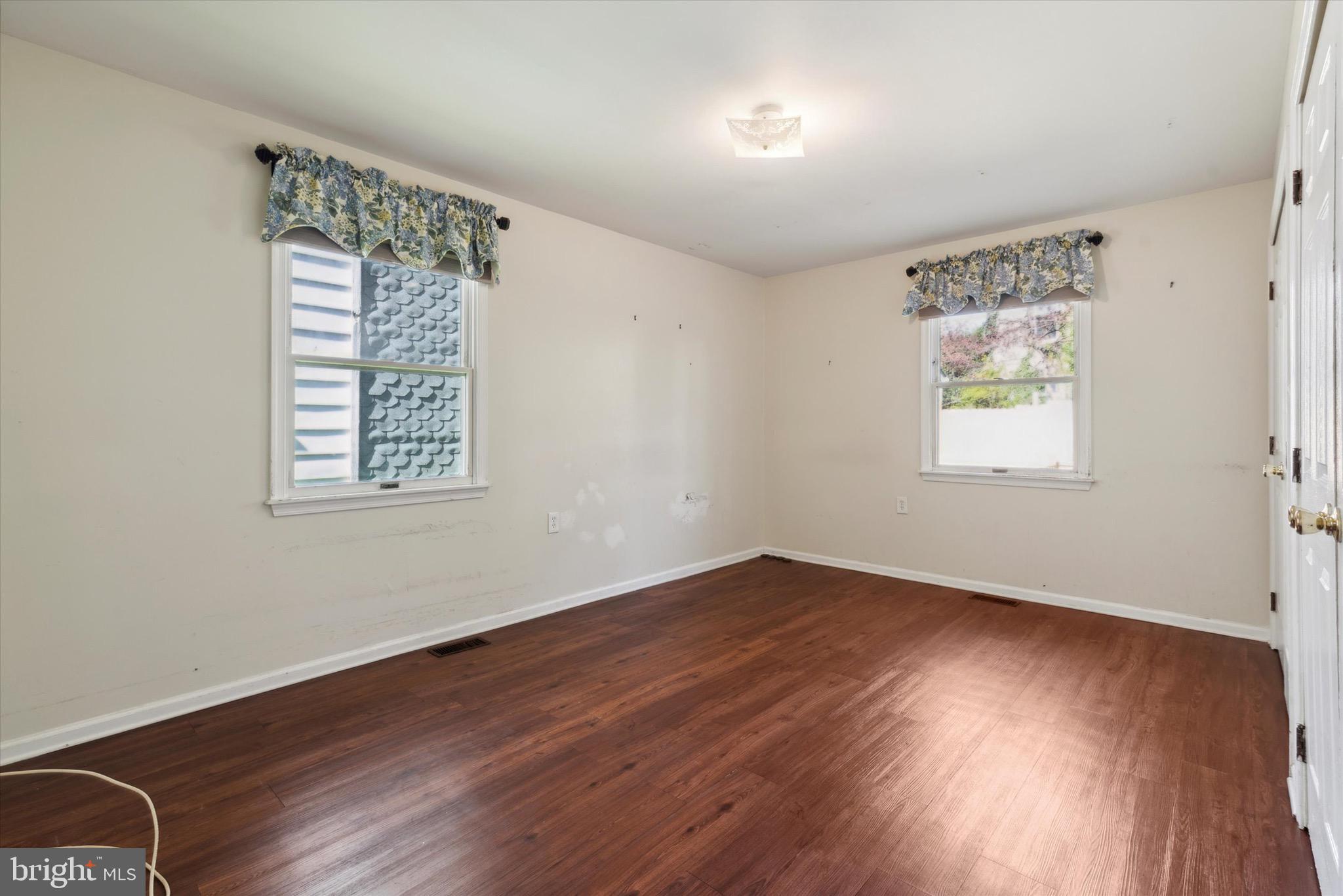 137 W Queen Ln