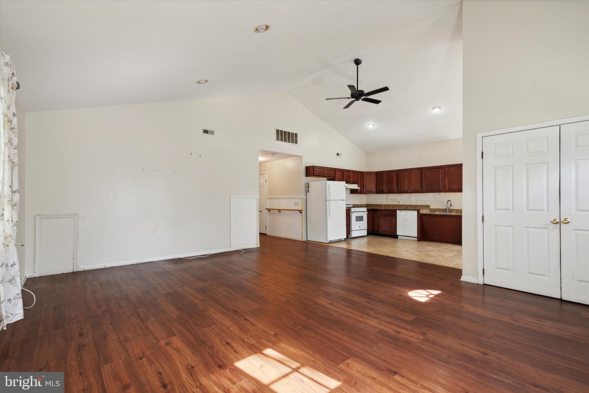 137 W Queen Ln