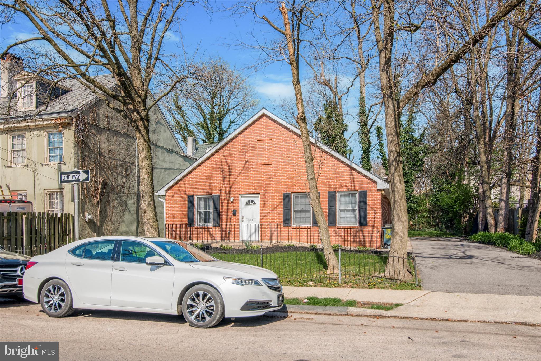 137 W Queen Ln