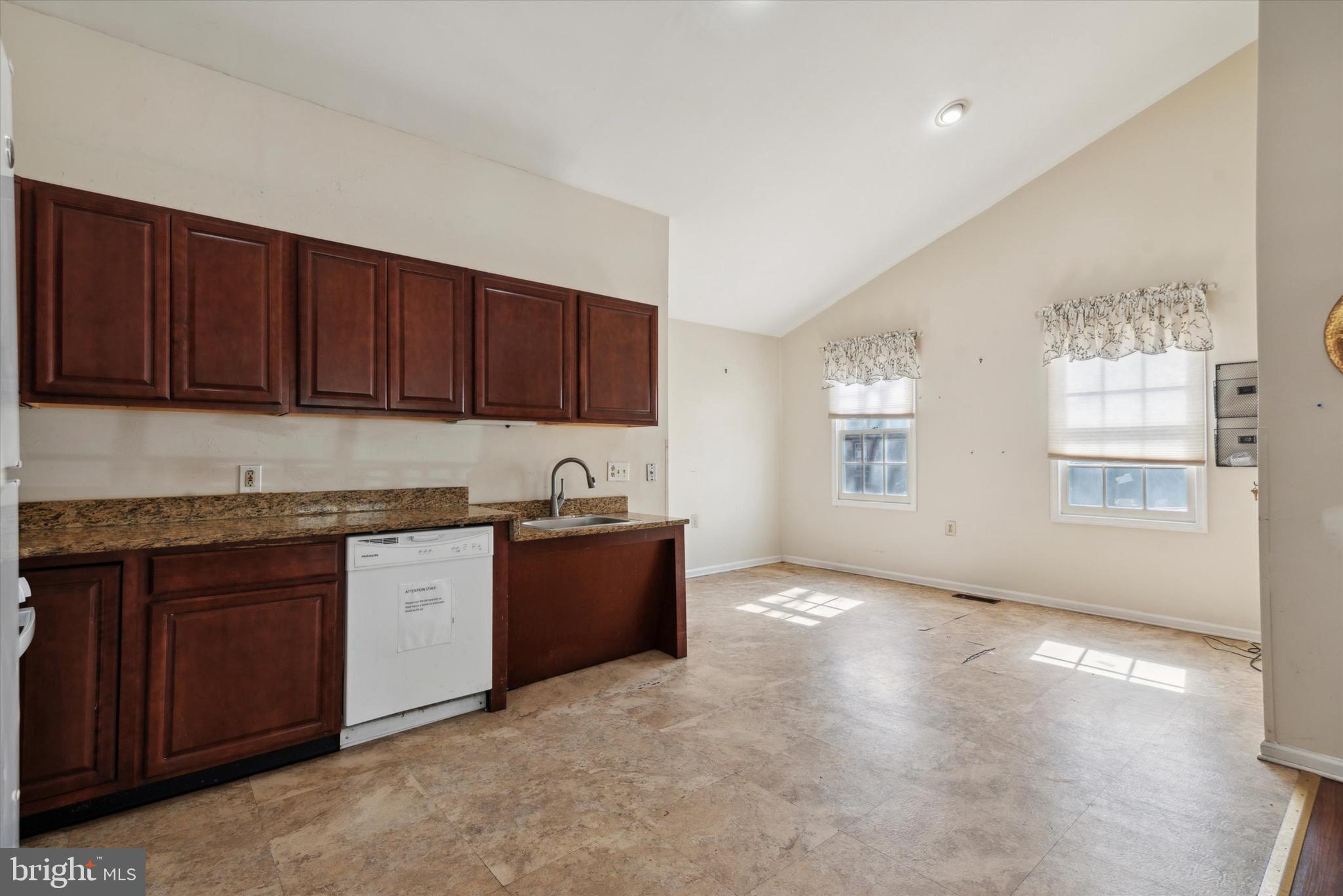 137 W Queen Ln