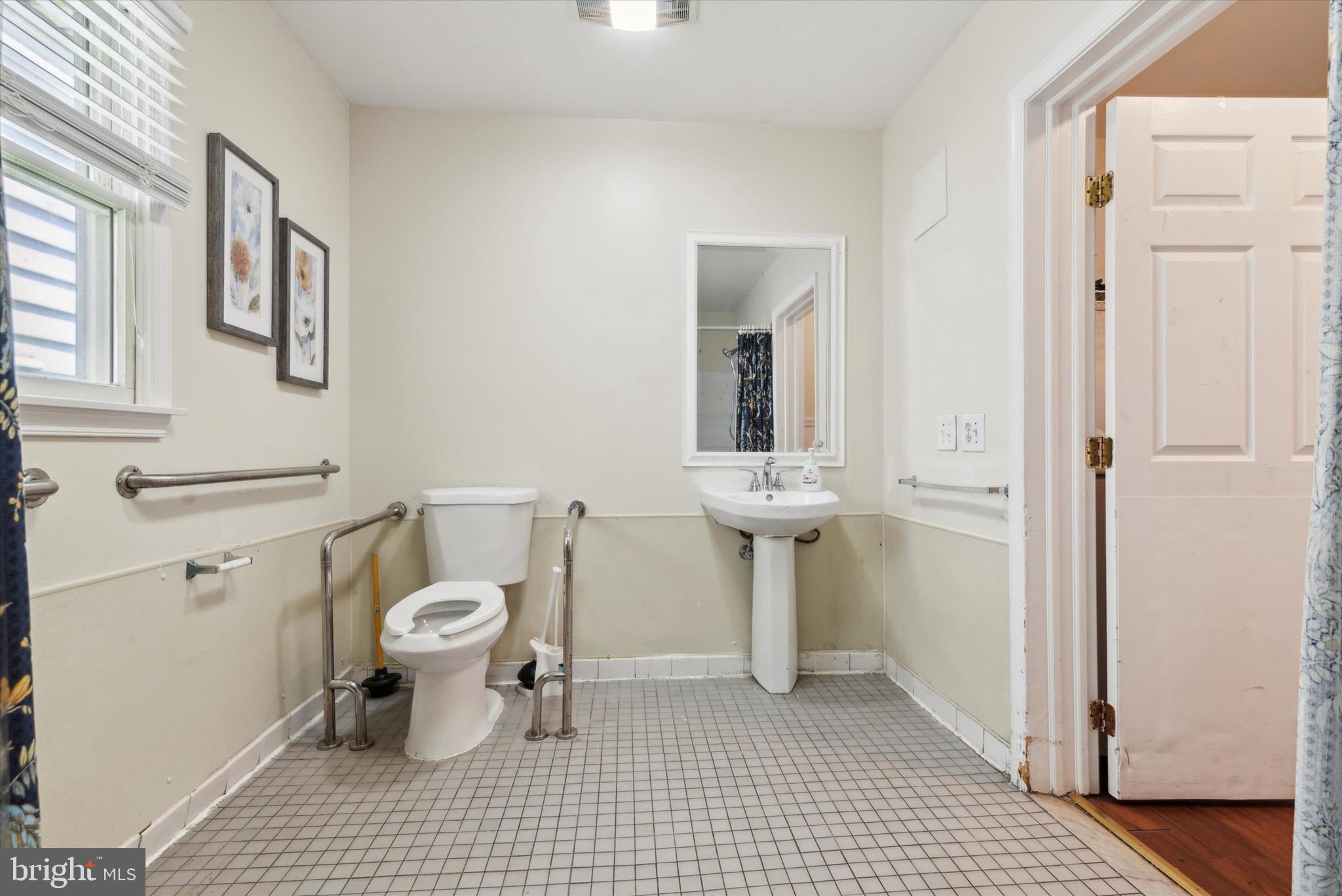 137 W Queen Ln