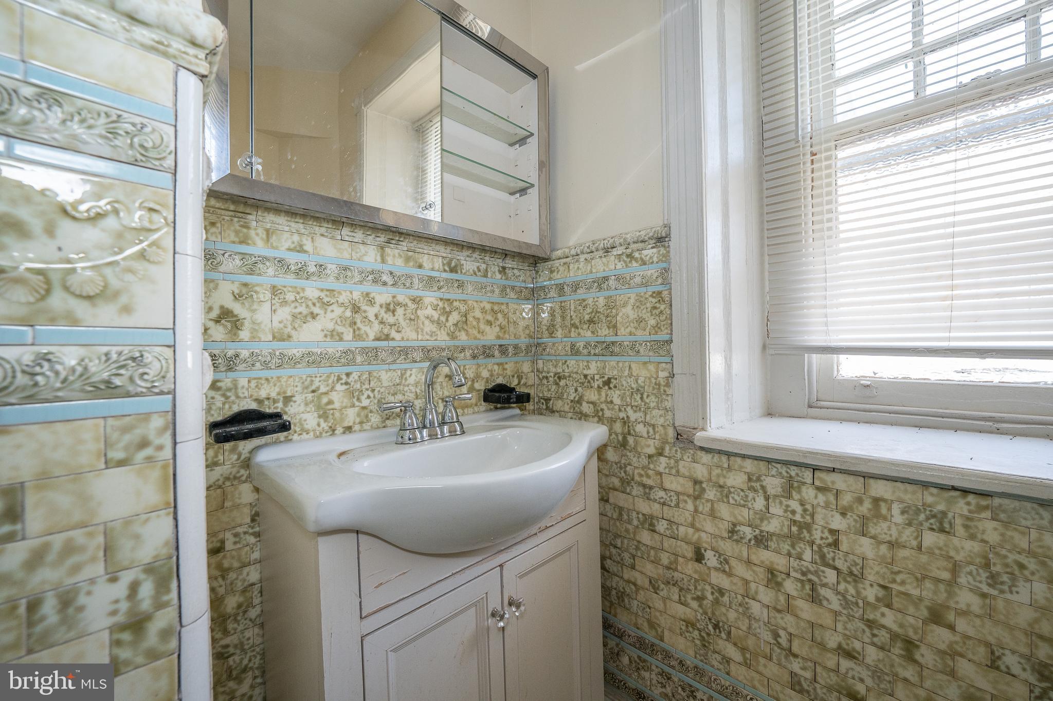 304 W SCHOOL HOUSE LN #2ND FLOOR