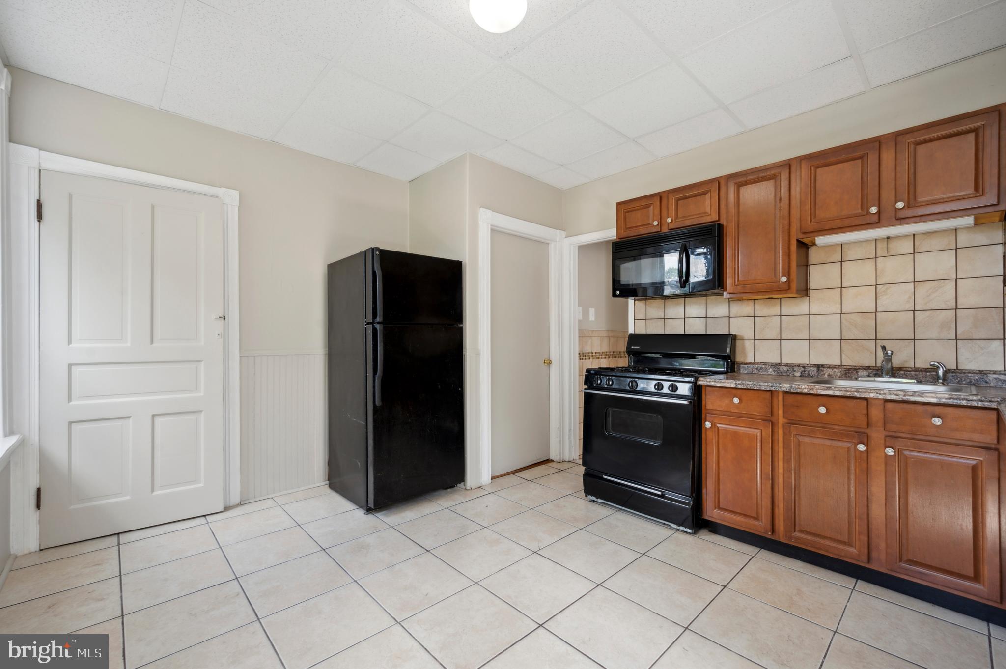 562 DUPONT ST #1