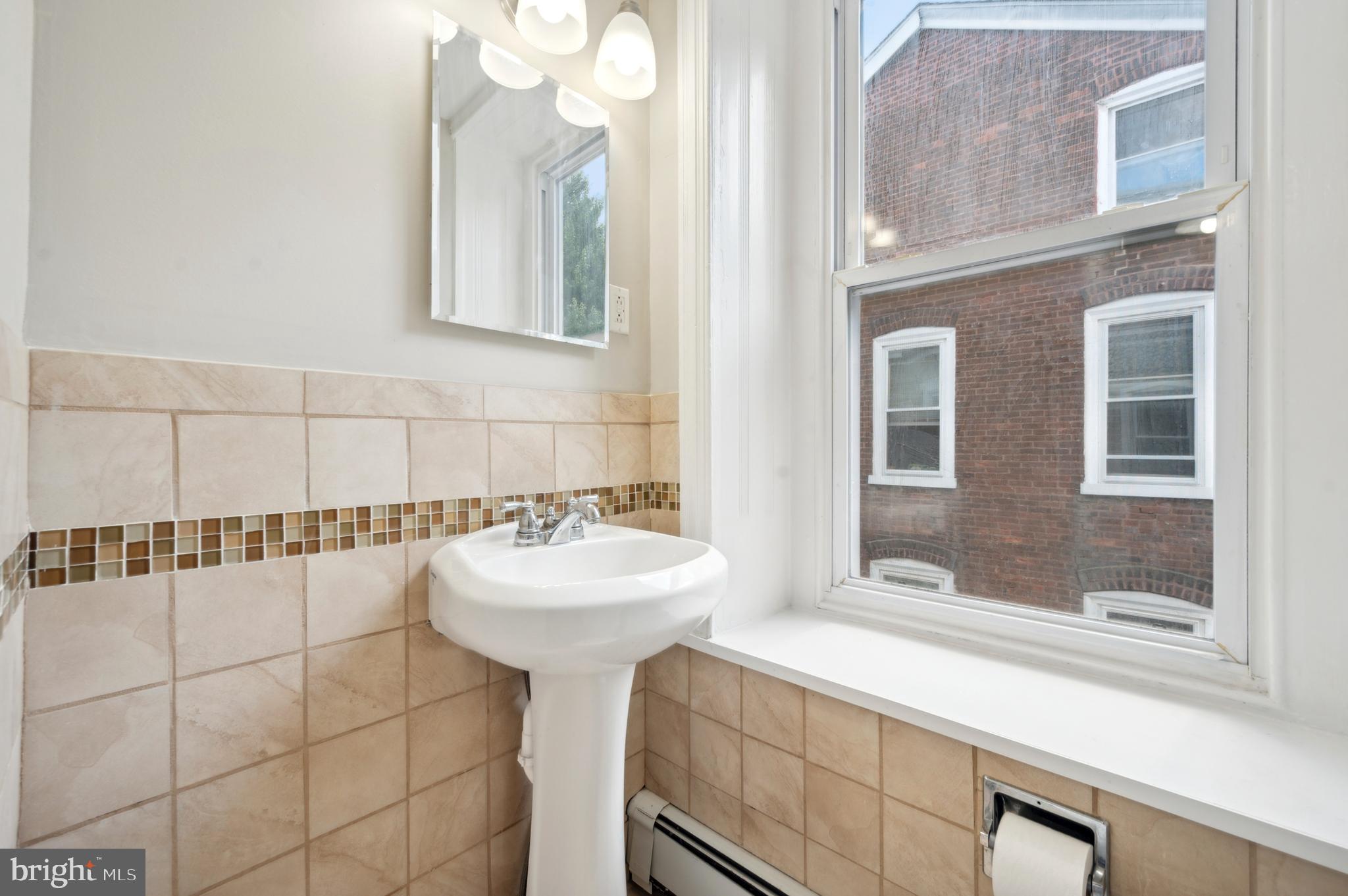 562 DUPONT ST #1