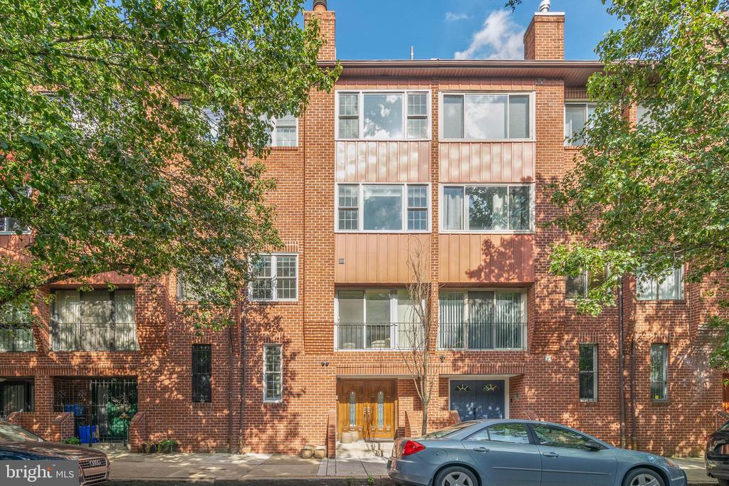 2213-25 Race St #205