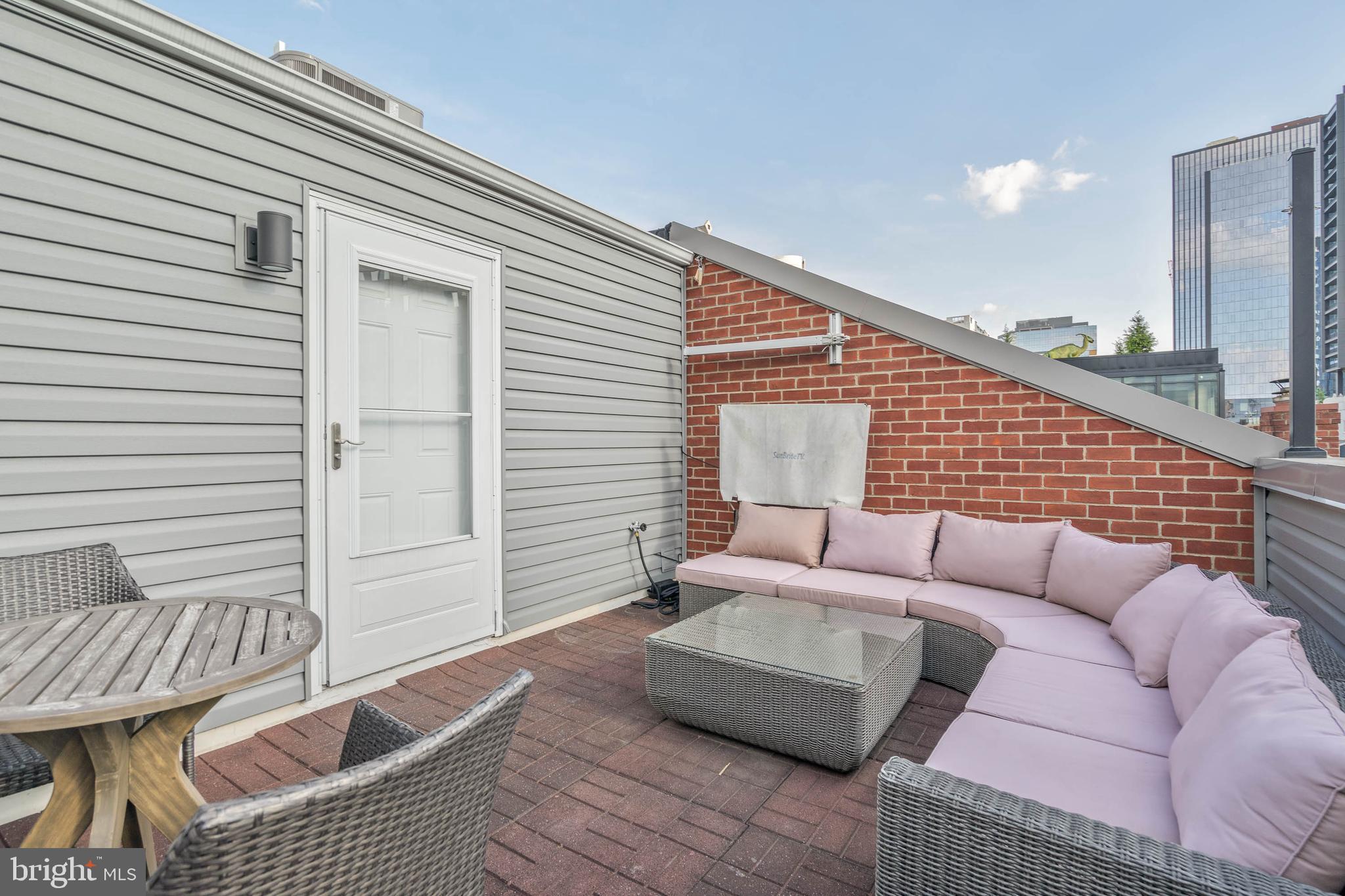 2213-25 Race St #205