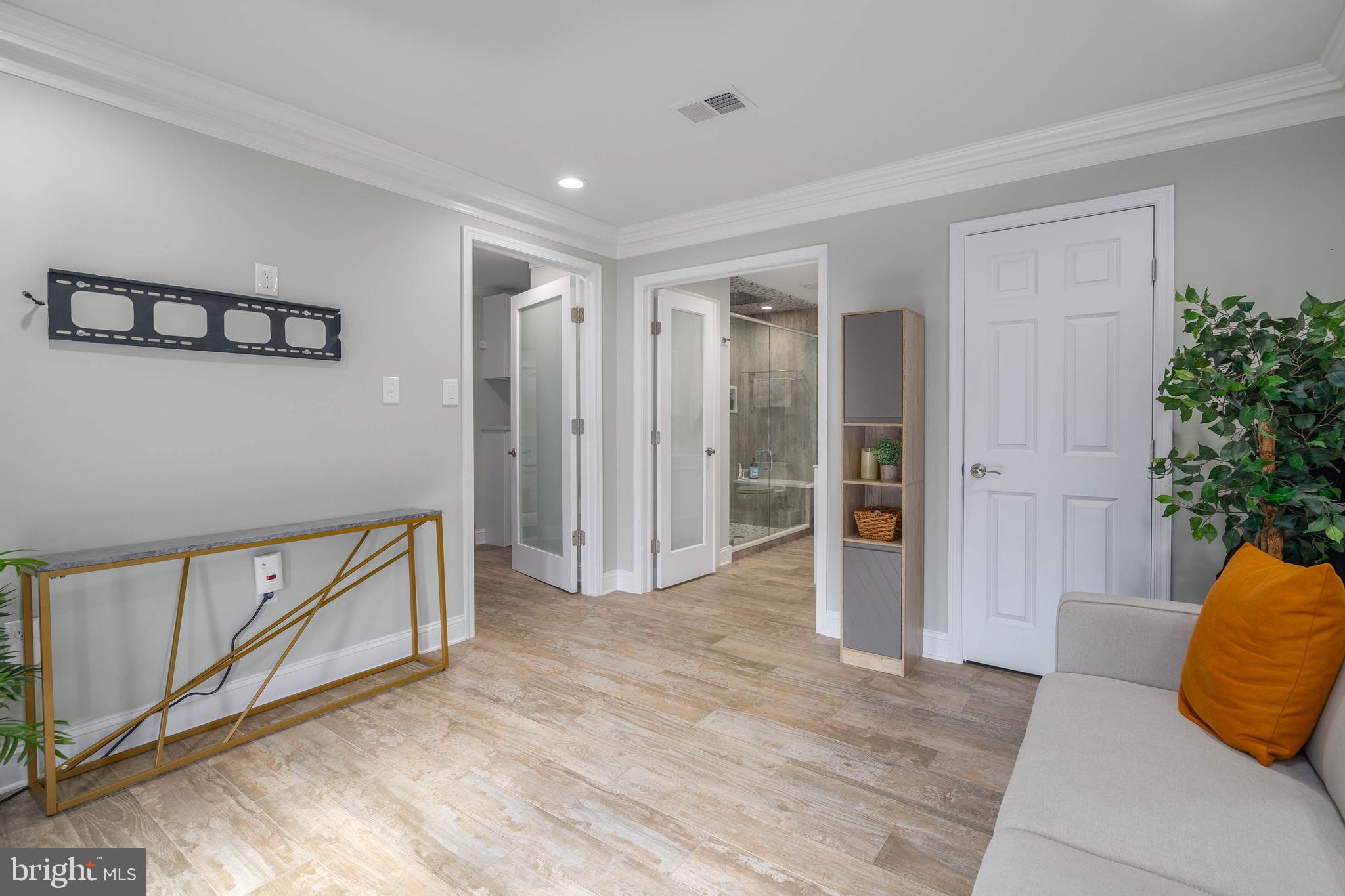 2213-25 Race St #205