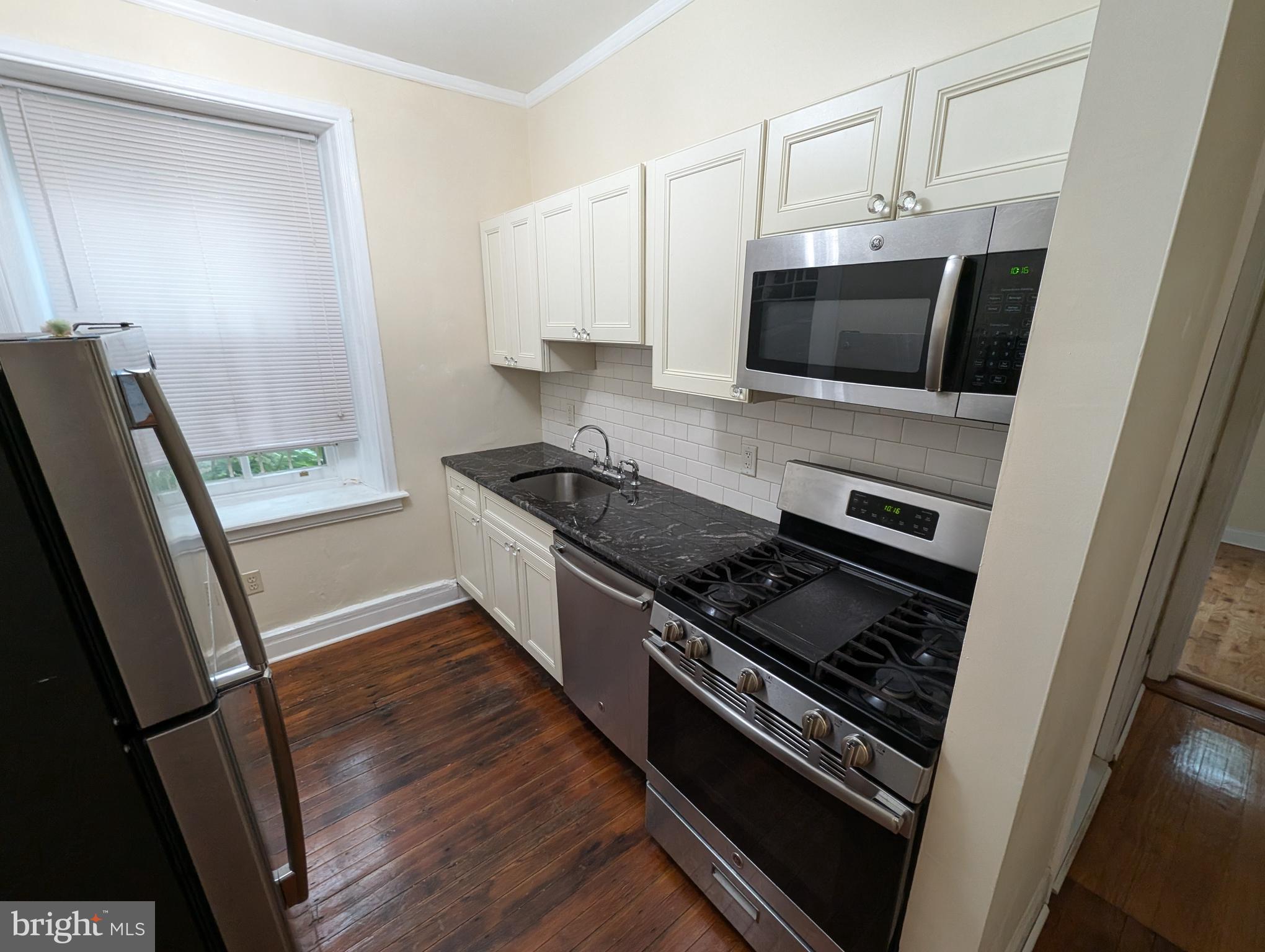 304 W SCHOOL HOUSE LN #1ST FLR