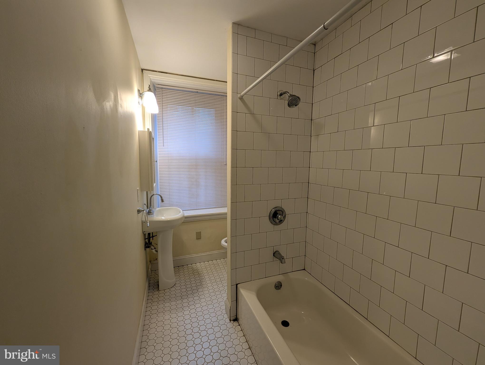 304 W SCHOOL HOUSE LN #1ST FLR