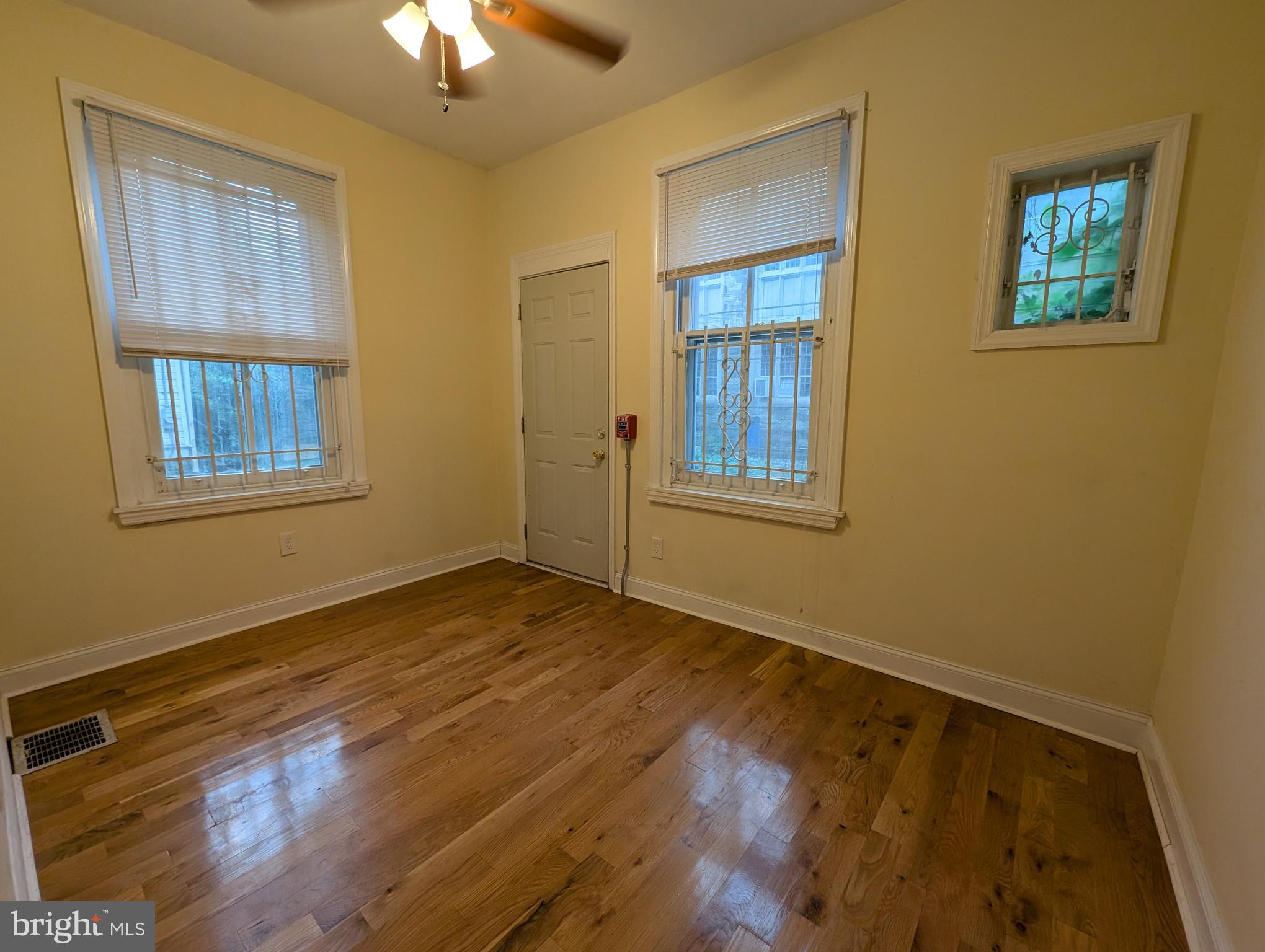 304 W SCHOOL HOUSE LN #1ST FLR