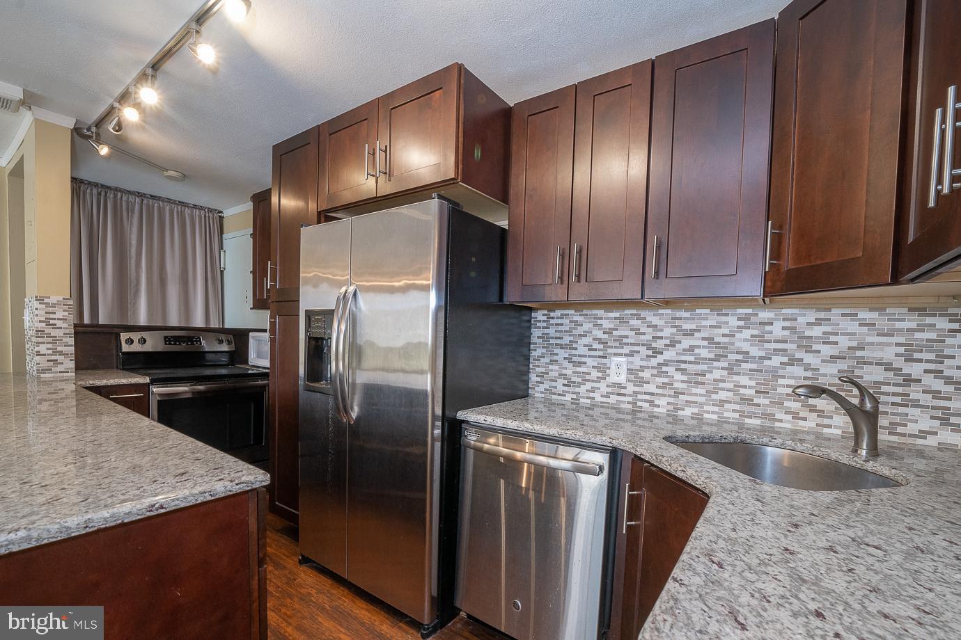 1919 Chestnut St #517