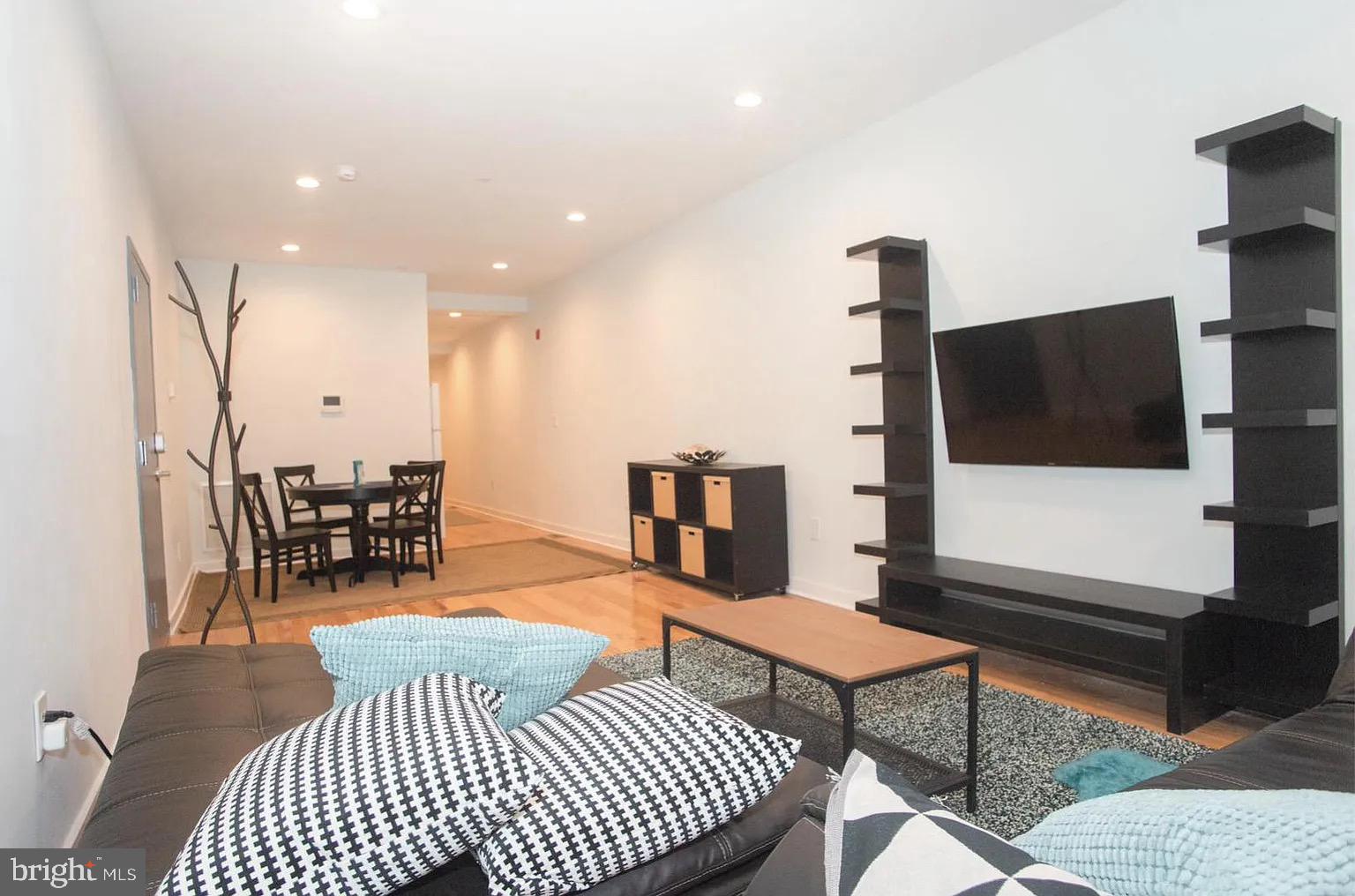 2016 LOCUST ST #1ST FLOOR