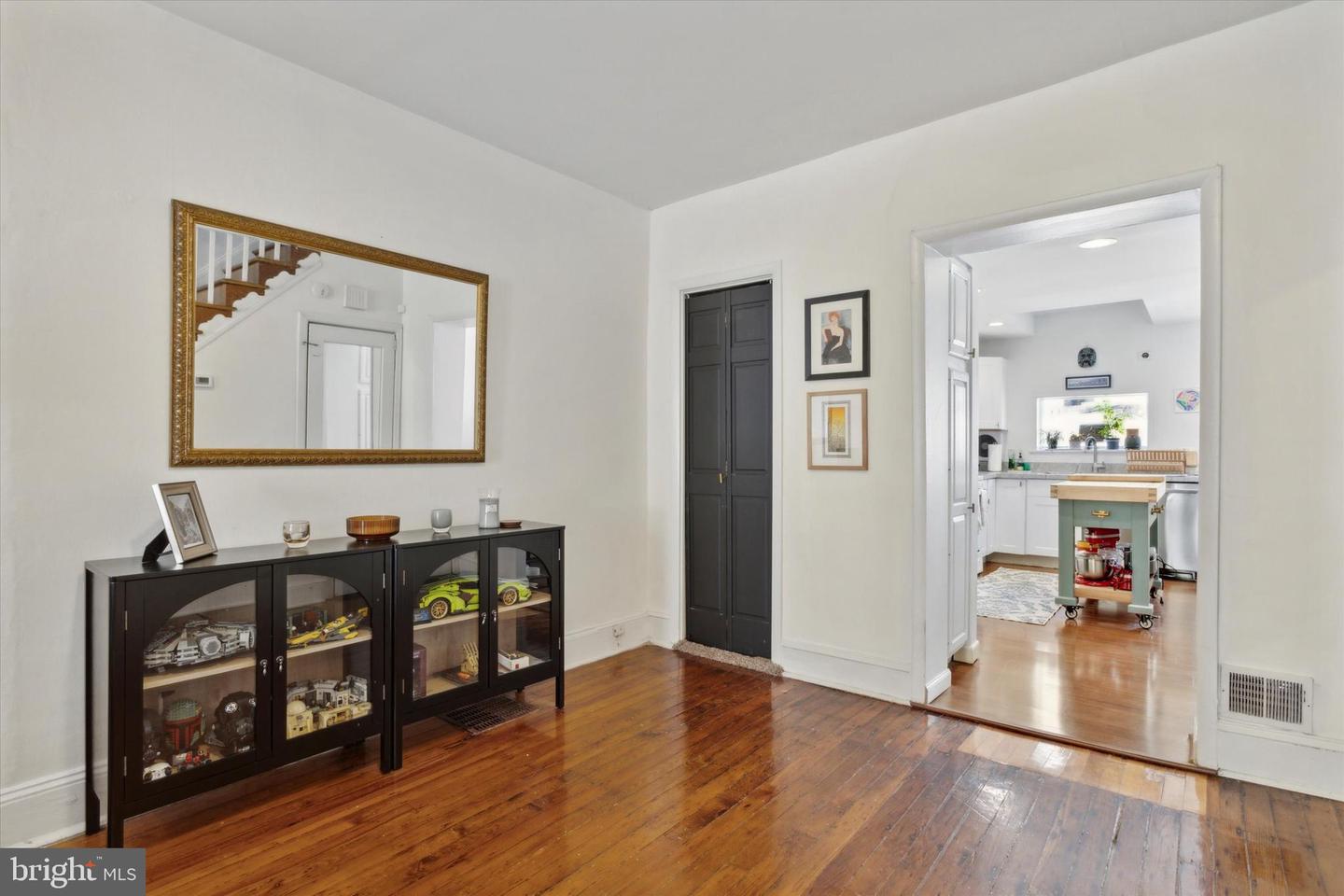 433 Daly St