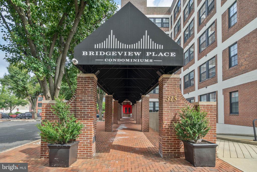 315 New St #213