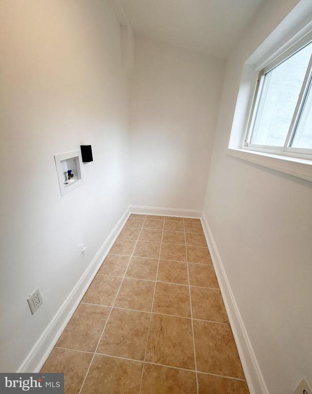 1366 NARRAGANSETT ST