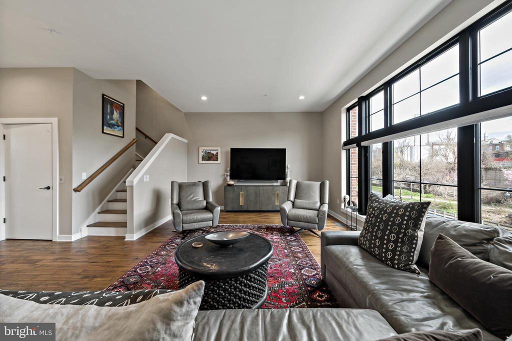 4529 Riverside Way