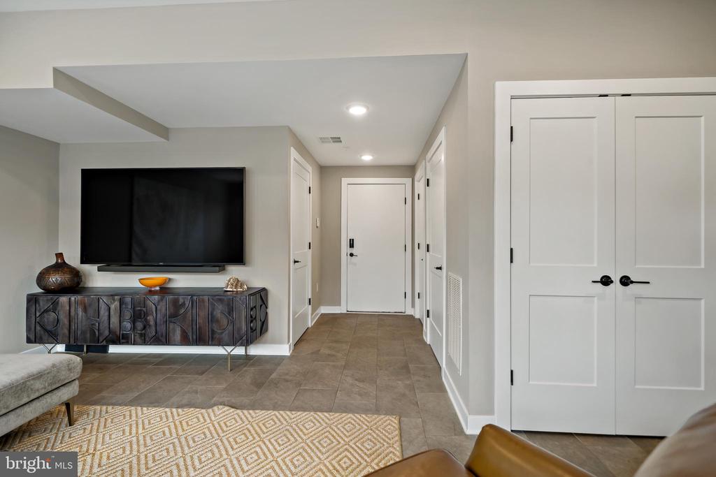 4529 Riverside Way