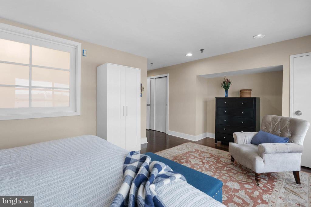 7 N Chris Columbus Blvd #233