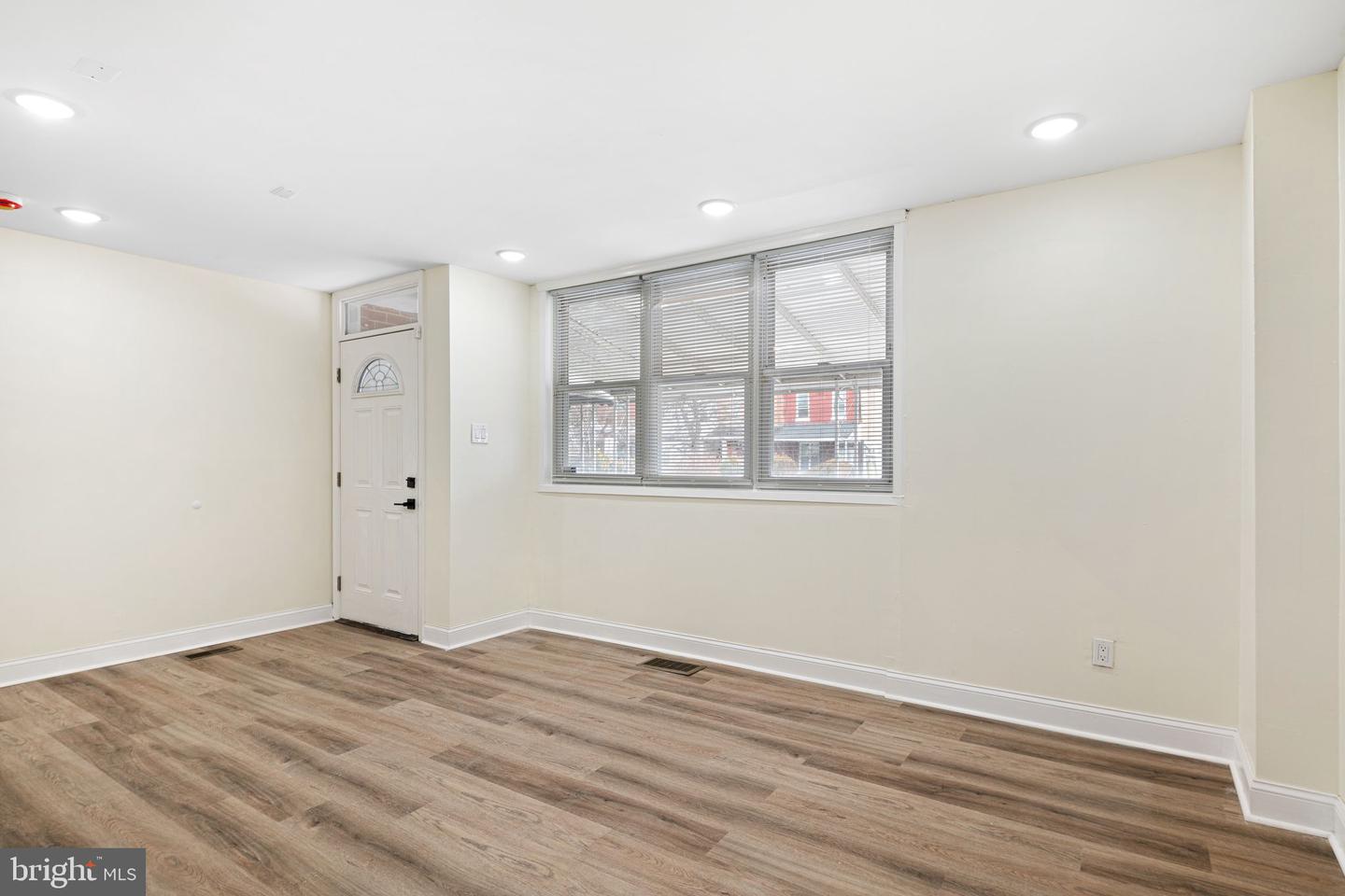 882 N 48th St