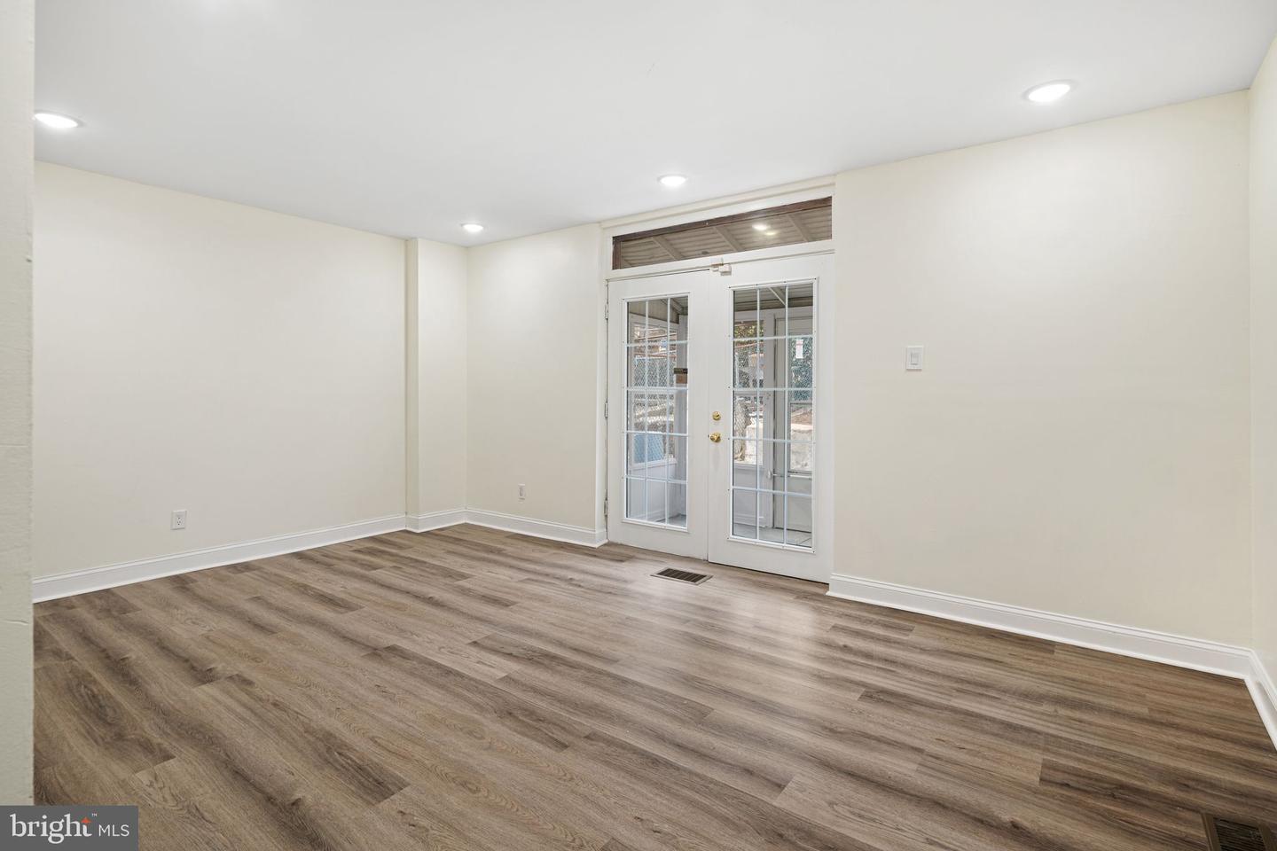 882 N 48th St