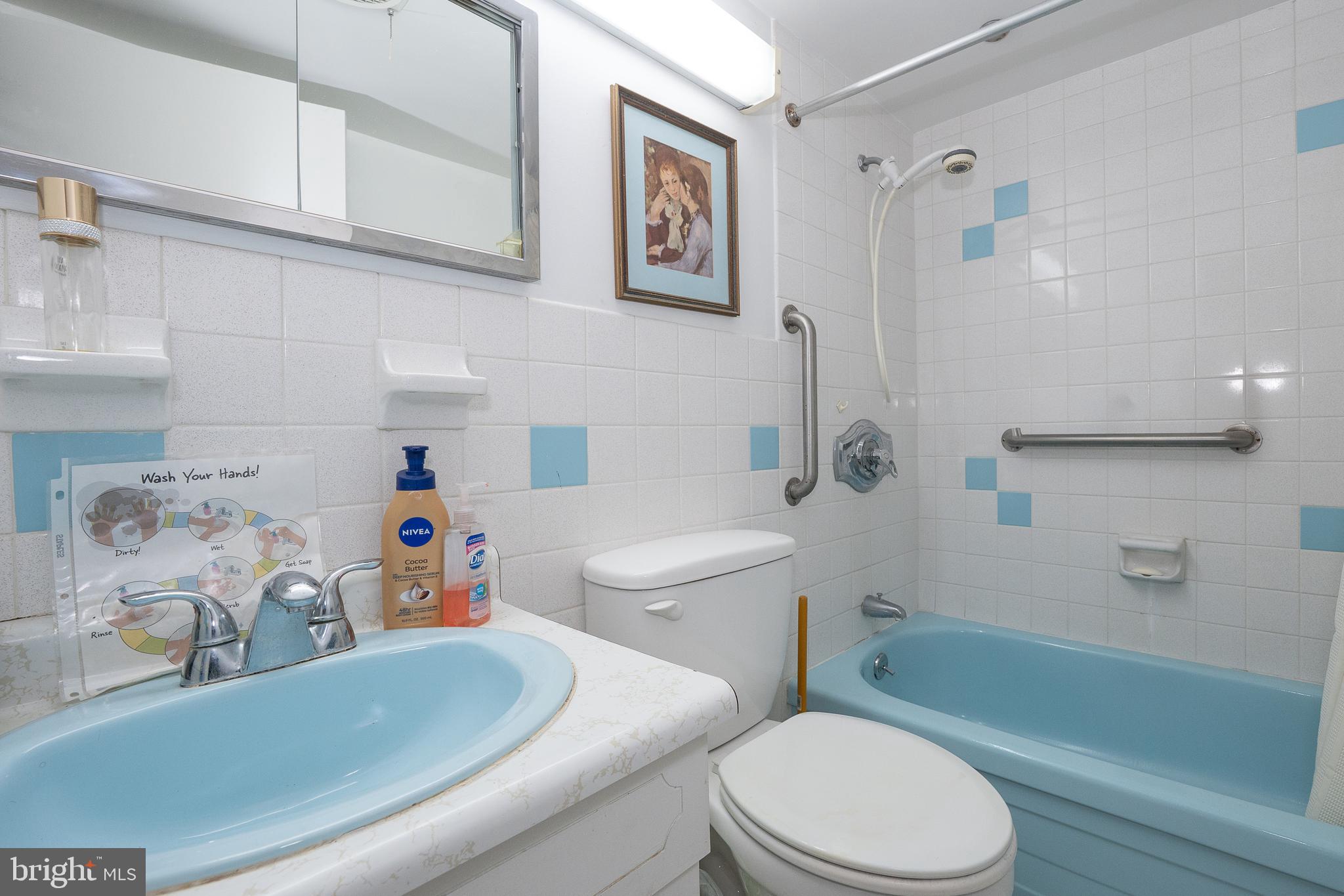 1919 Chestnut St #2405