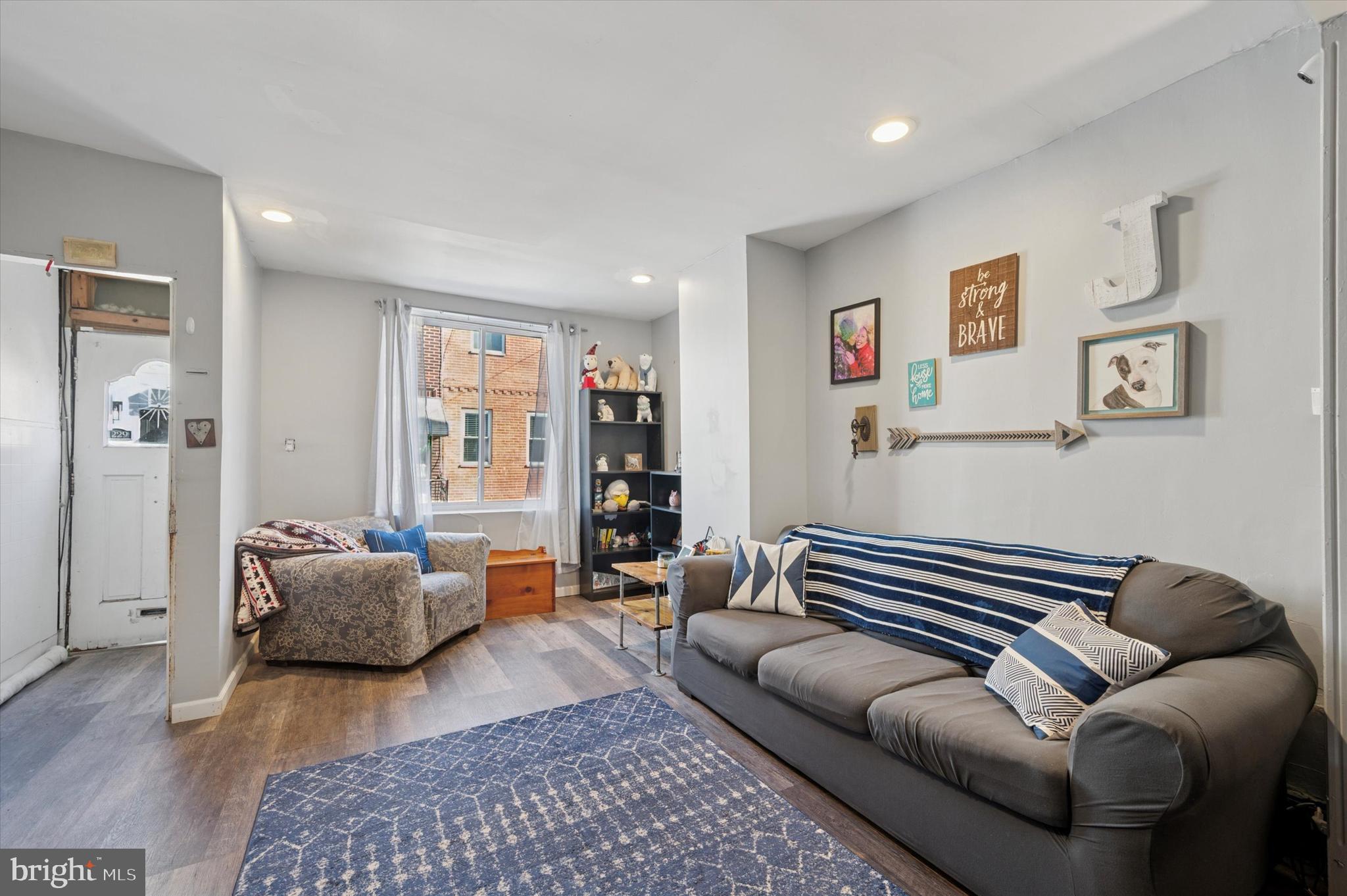 1220 Emily St