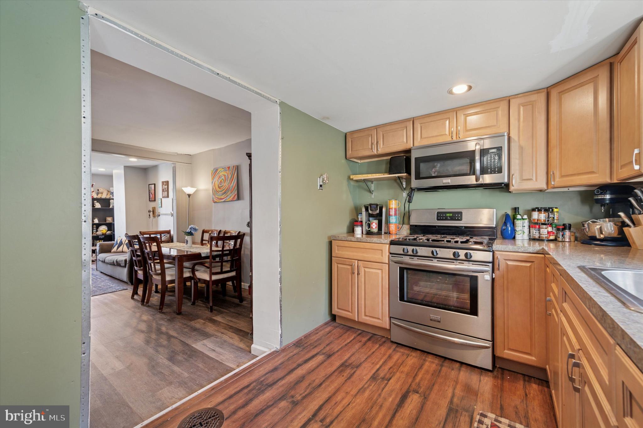 1220 Emily St