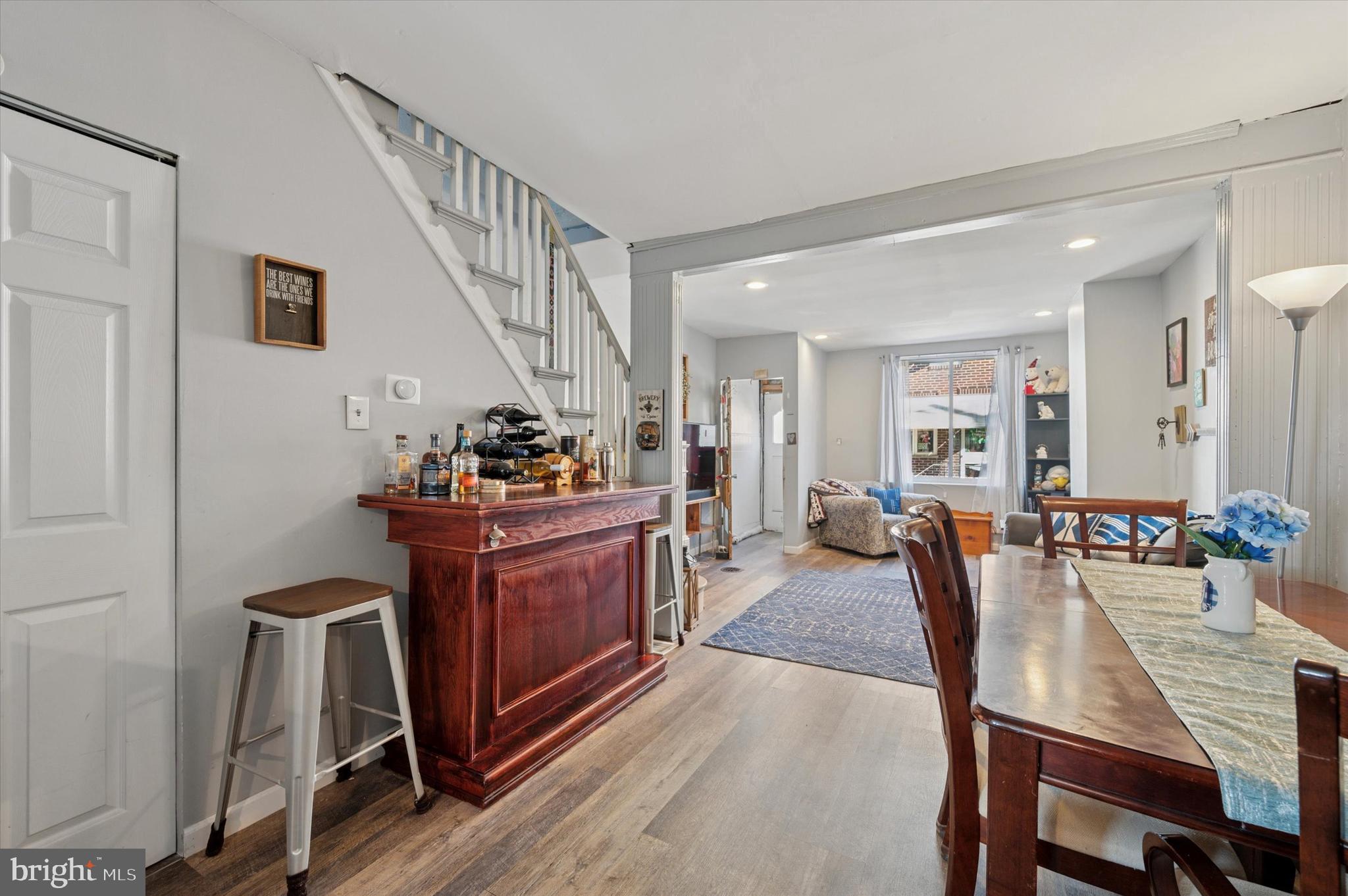 1220 Emily St