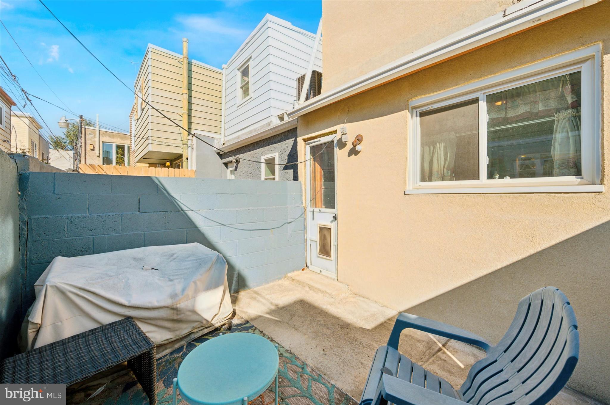 1220 Emily St