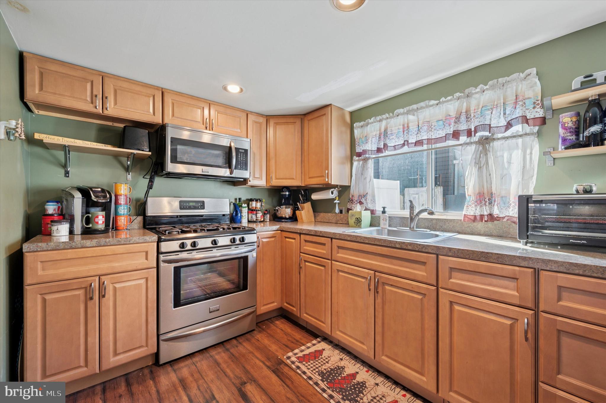 1220 Emily St