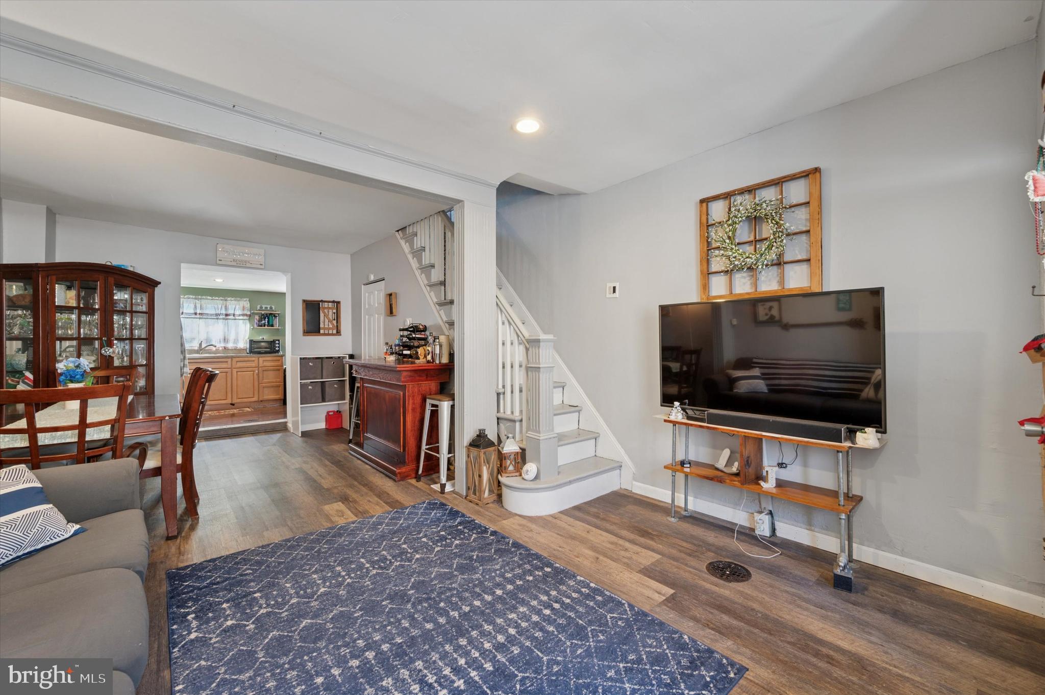 1220 Emily St