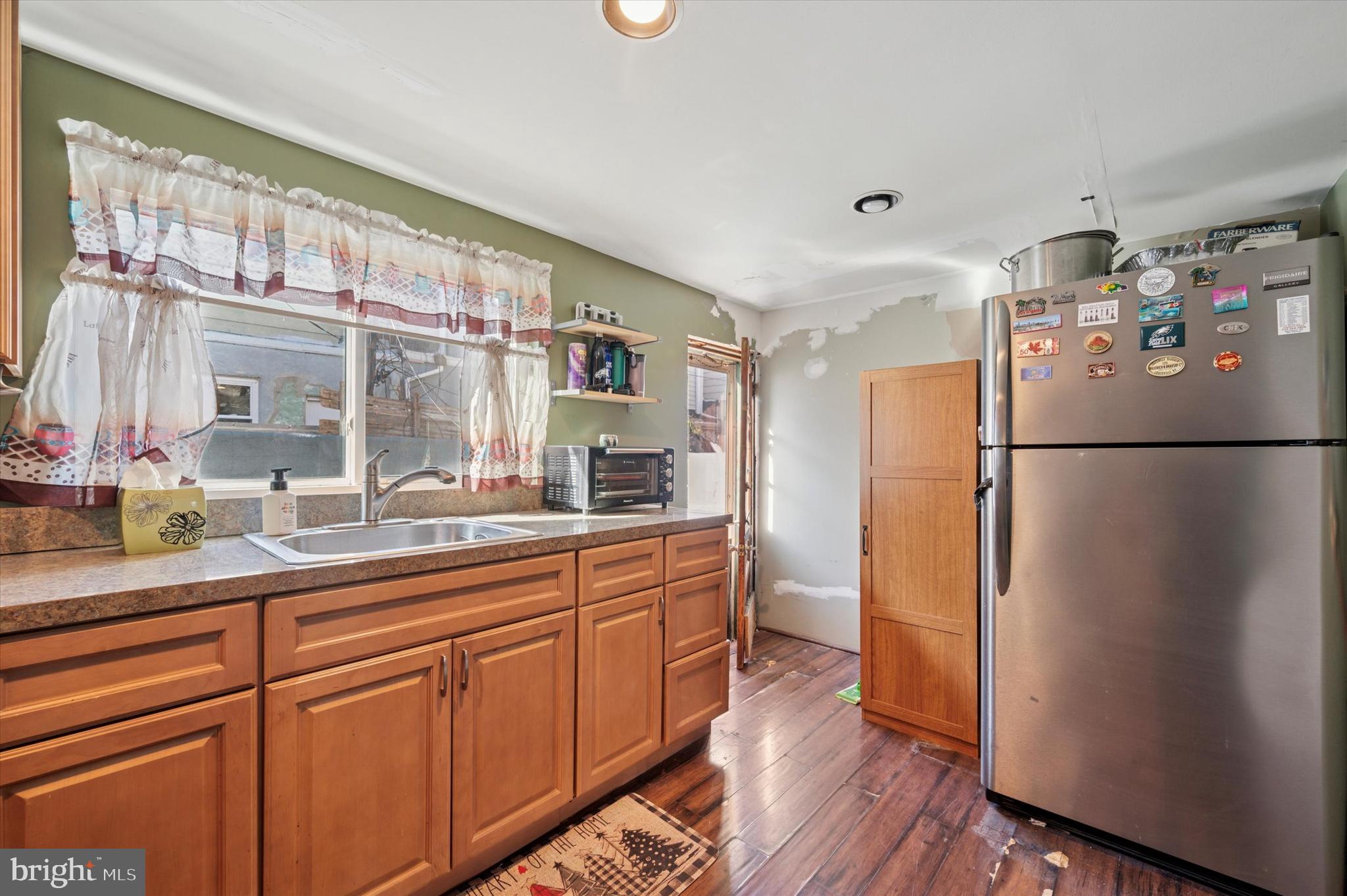 1220 Emily St