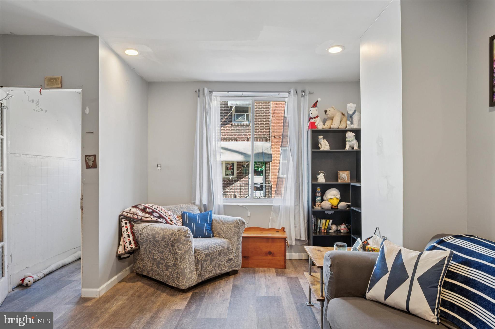 1220 Emily St