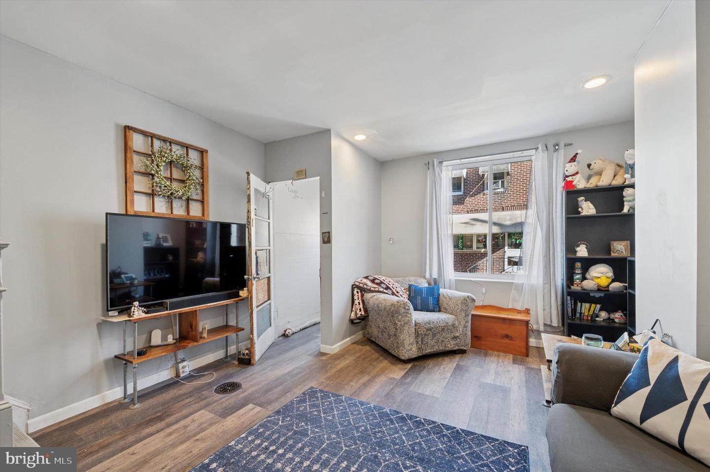 1220 Emily St