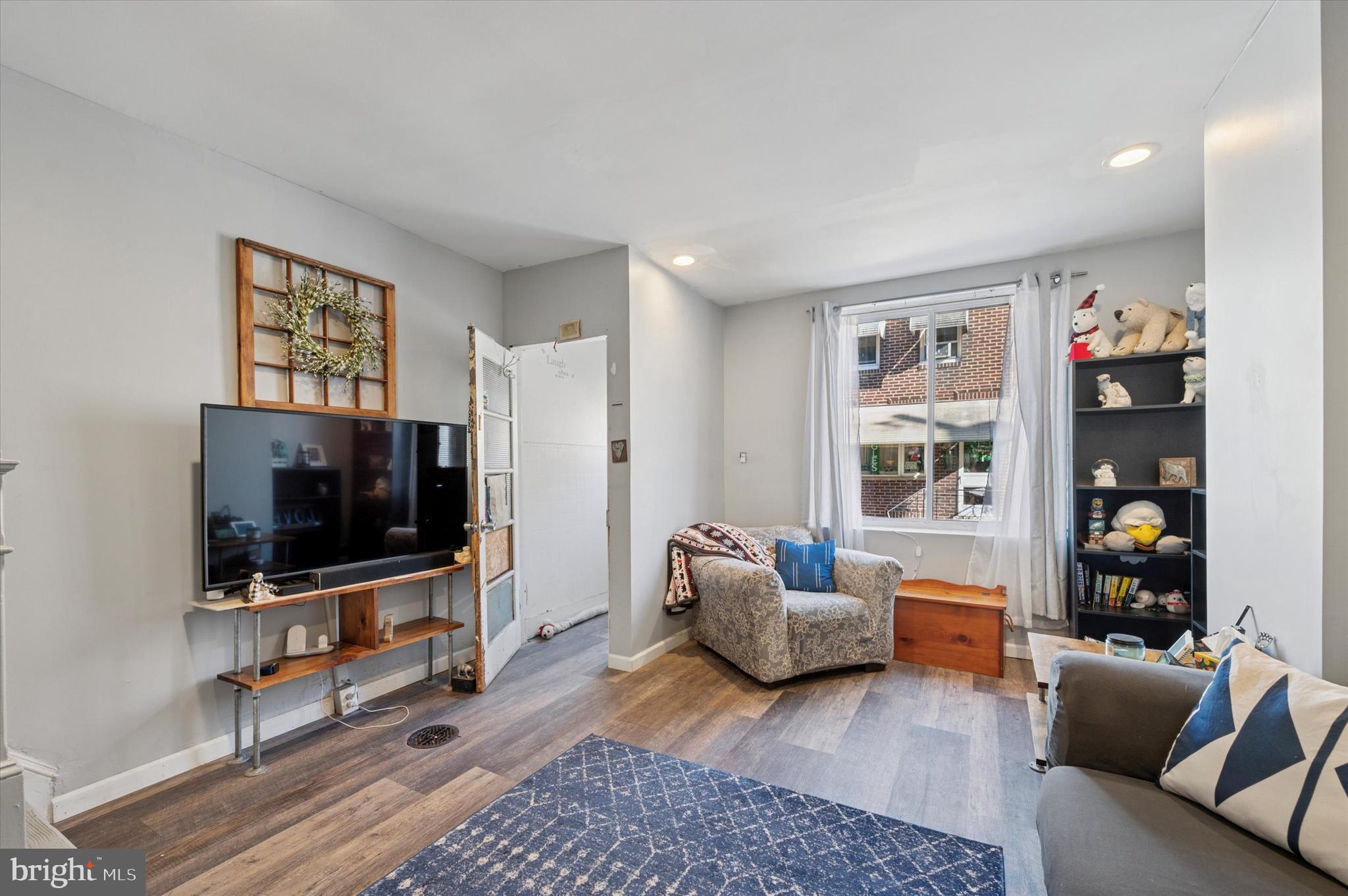 1220 Emily St