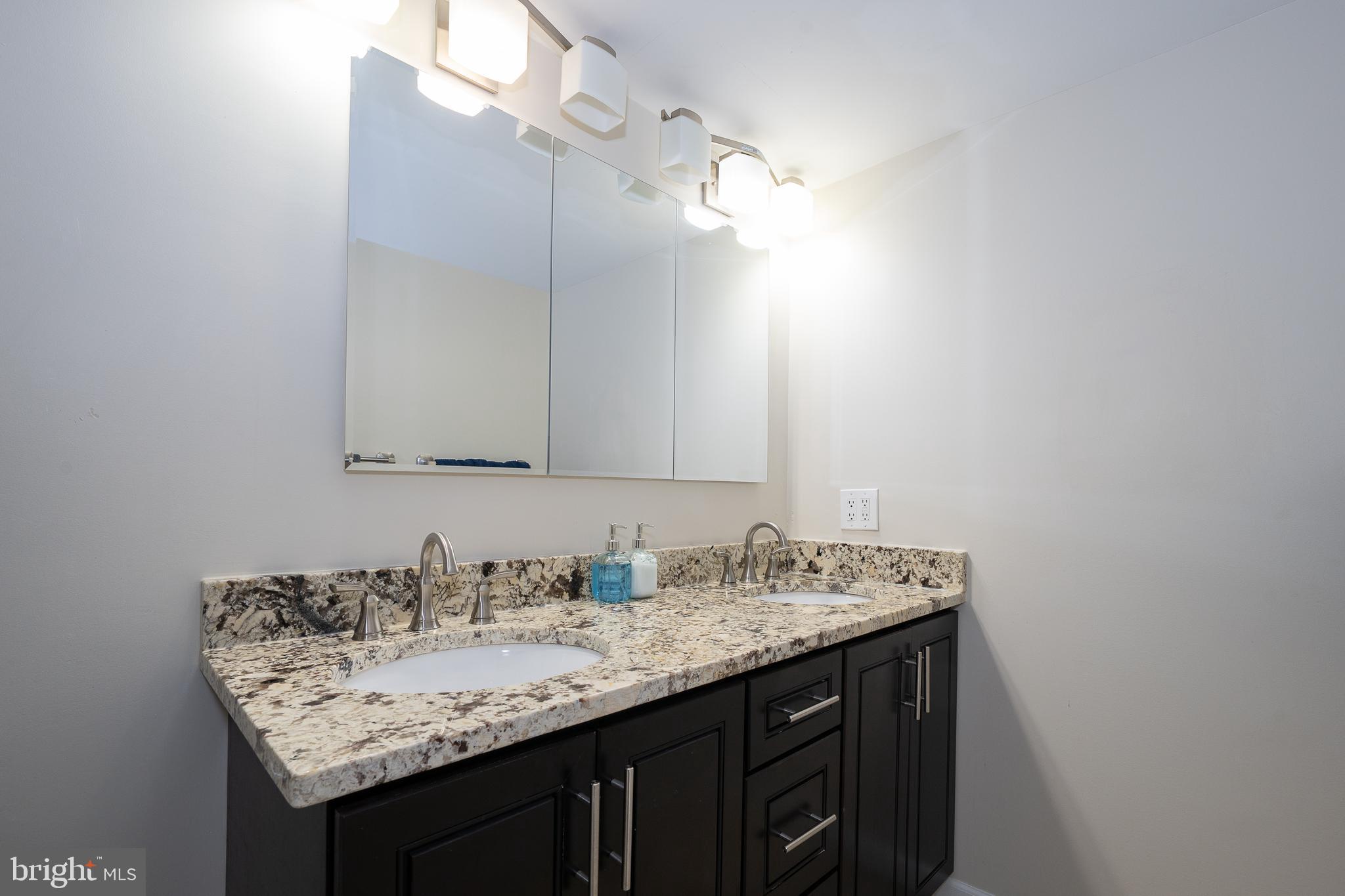 1919 Chestnut St #1007