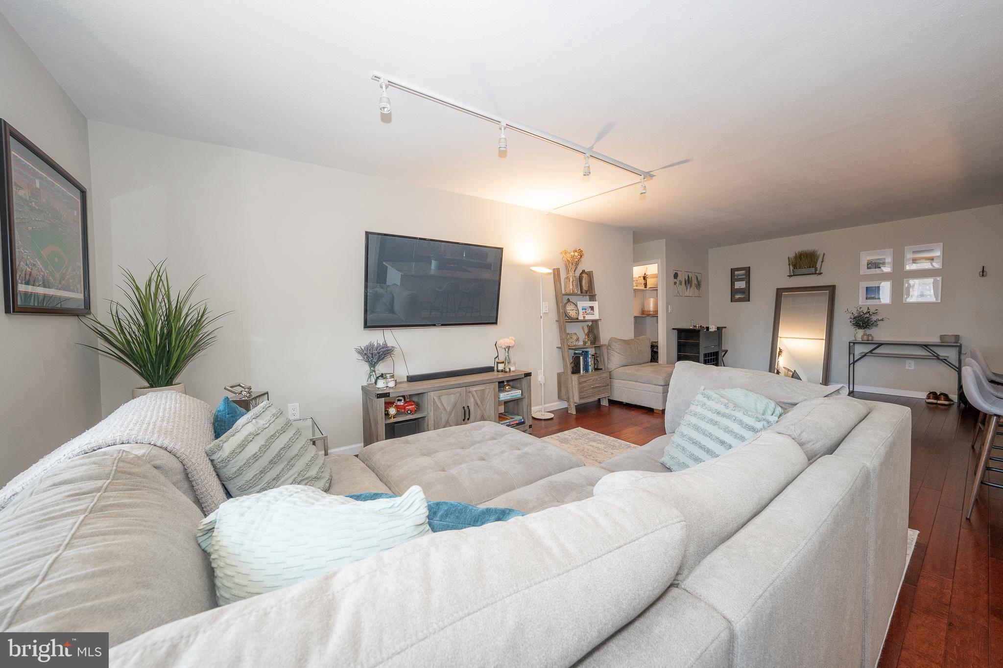 1919 Chestnut St #1007