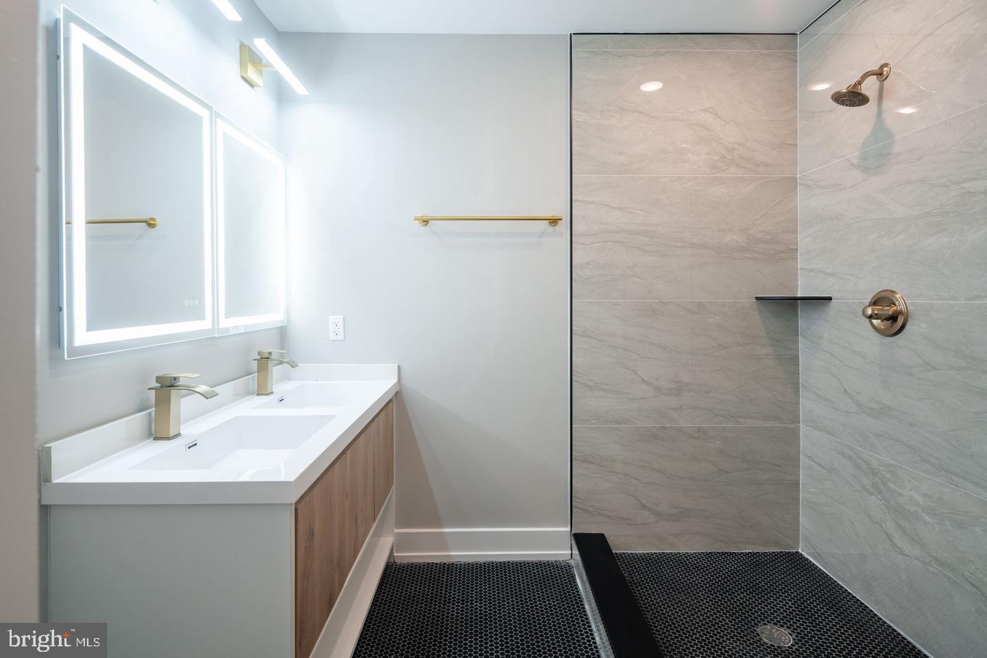 1525 Catharine St #2