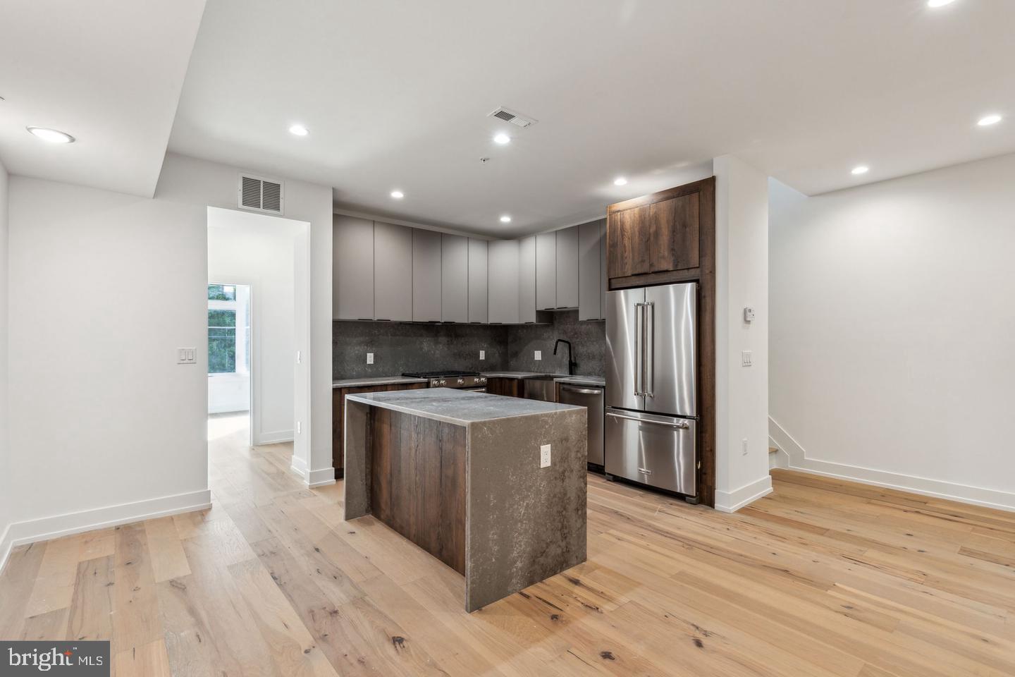 1214 E Susquehanna Ave #4