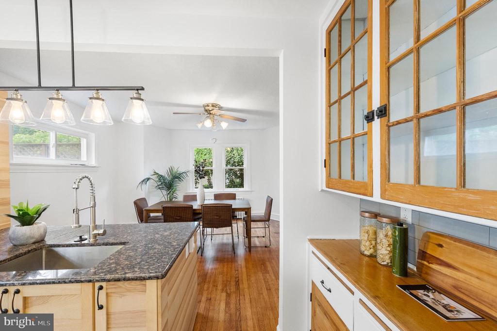 215 W Durand St