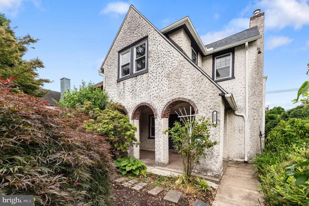 215 W Durand St