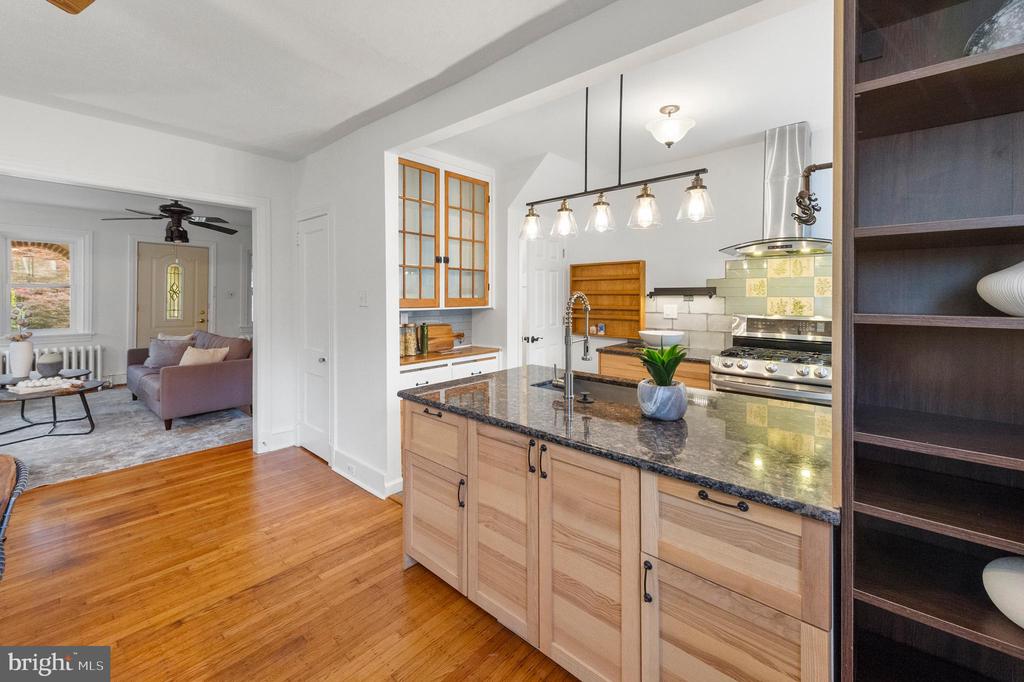 215 W Durand St