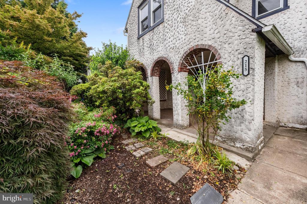 215 W Durand St