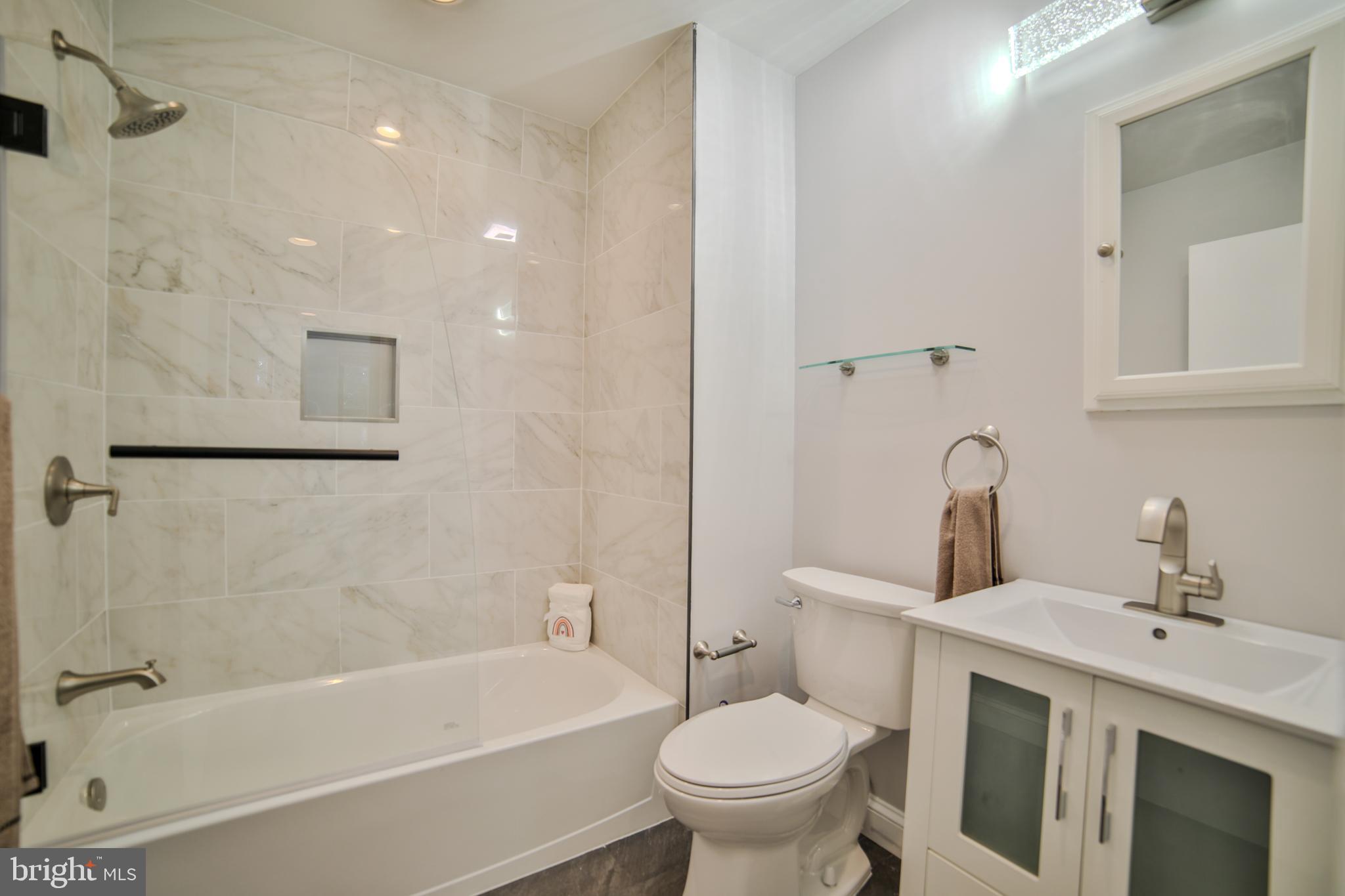 1035-37 Bainbridge St #B