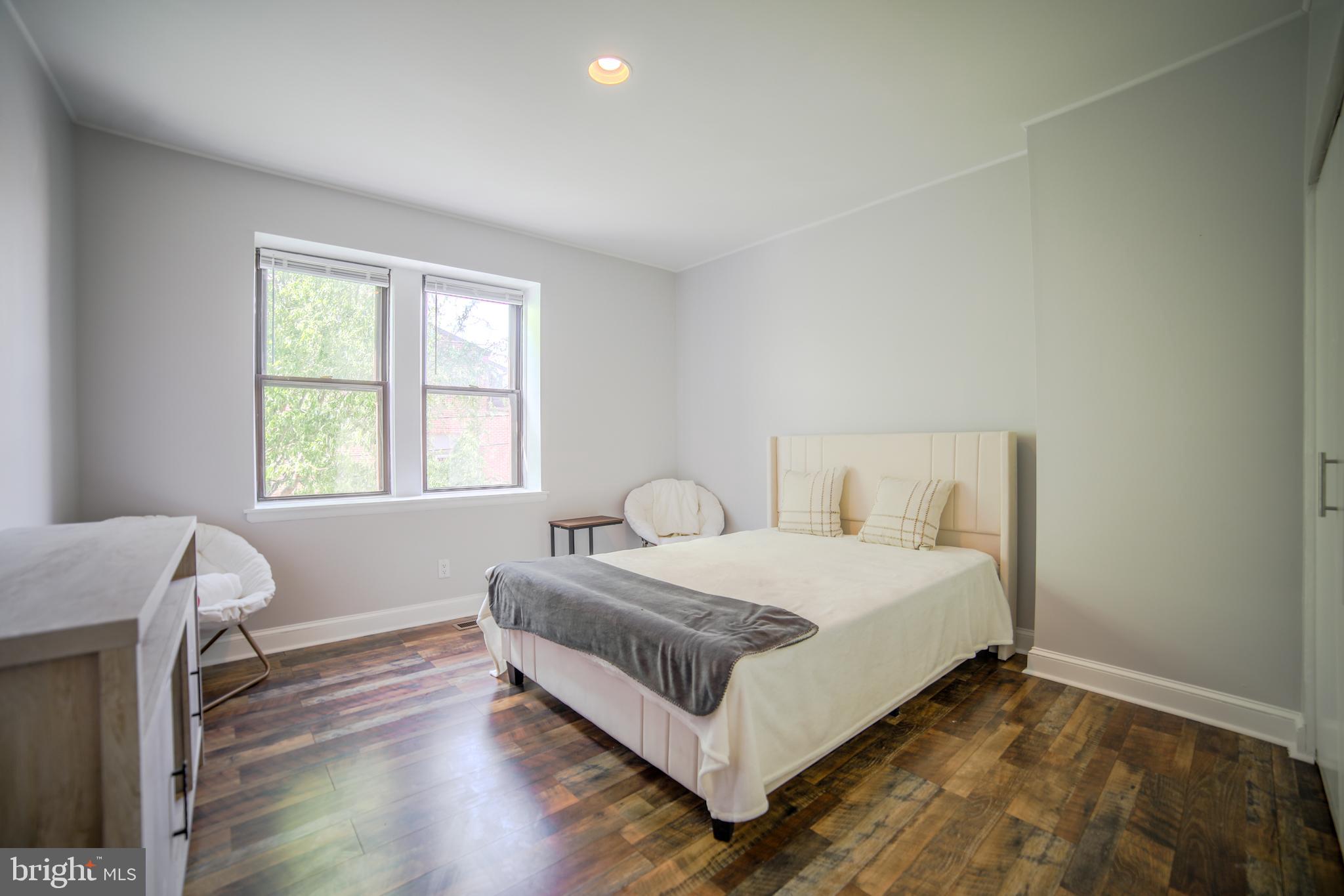 1035-37 Bainbridge St #B