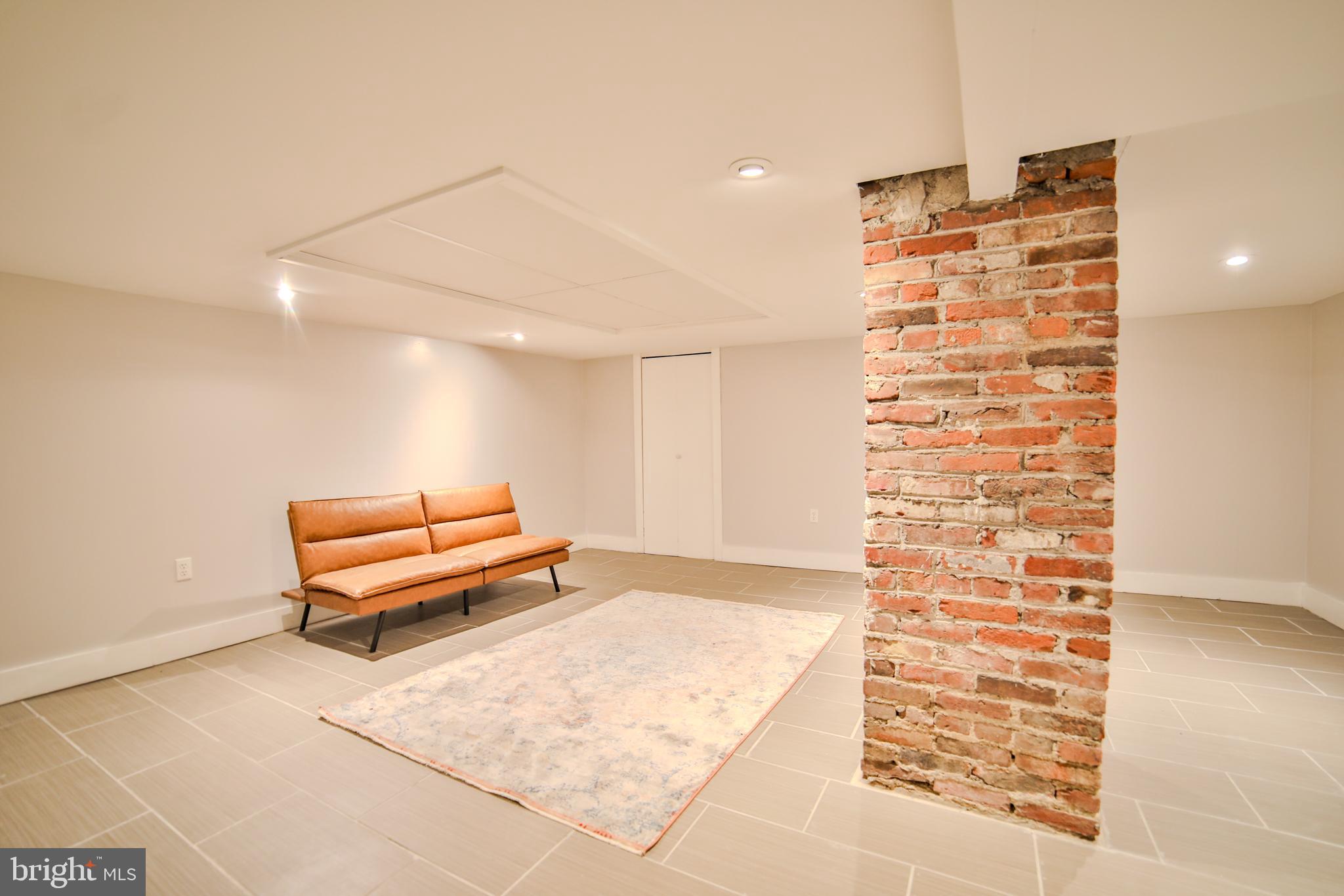 1035-37 Bainbridge St #B